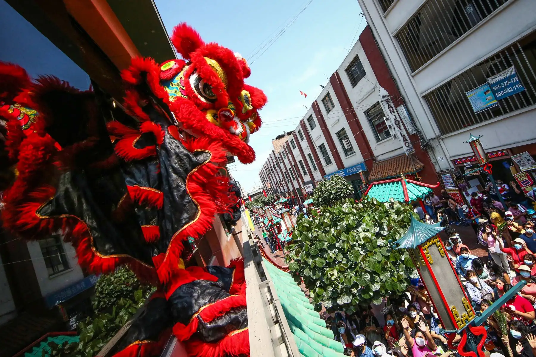 Con mascarillas y poca aglomeración de público, se dio el pasacalle con los danzantes de leones en la calle Capón en Lima.. Foto: ANDINA/ Carlos Lezama