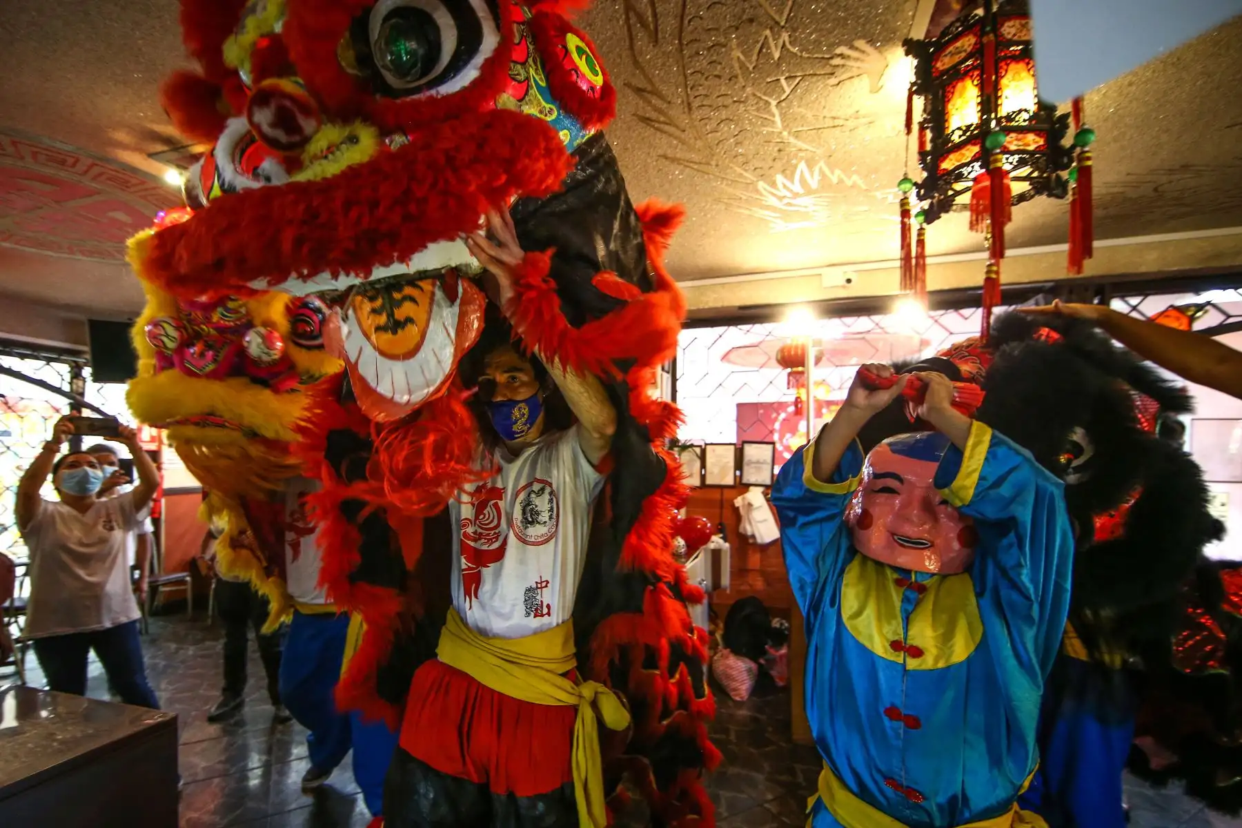 La danza del león chino es típicamente cantonesa, es una danza de buen augurio, prosperidad, tiene connotaciones místicas religiosas. Foto: ANDINA/ Carlos Lezama