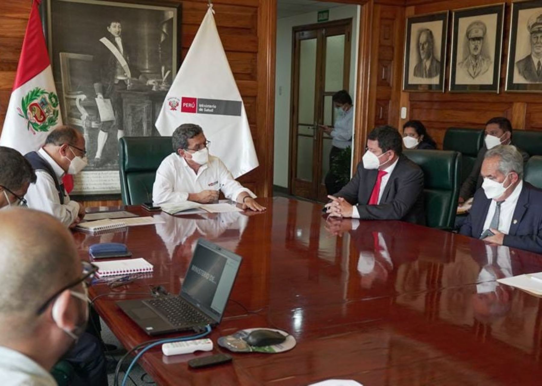 Titular de Ministerio de Salud, Hernando Cevallos, se reúne con autoridades de Piura para fortalecer las acciones ante la tercera ola de la covid-19. ANDINA/Difusión