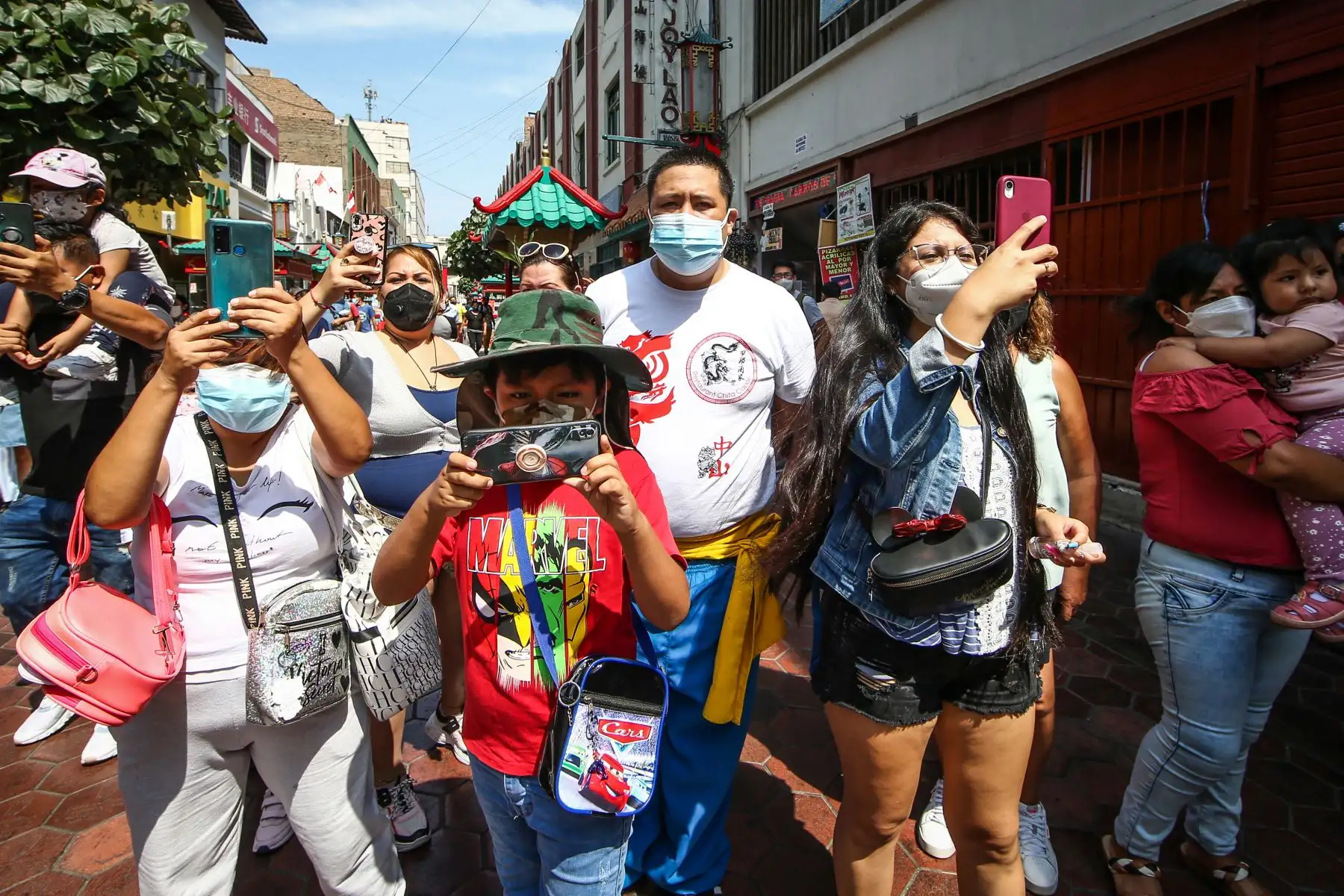 Con mascarillas y poca aglomeración de público, se dio el pasacalle con los danzantes de leones en la calle Capón en Lima.. Foto: ANDINA/ Carlos Lezama
