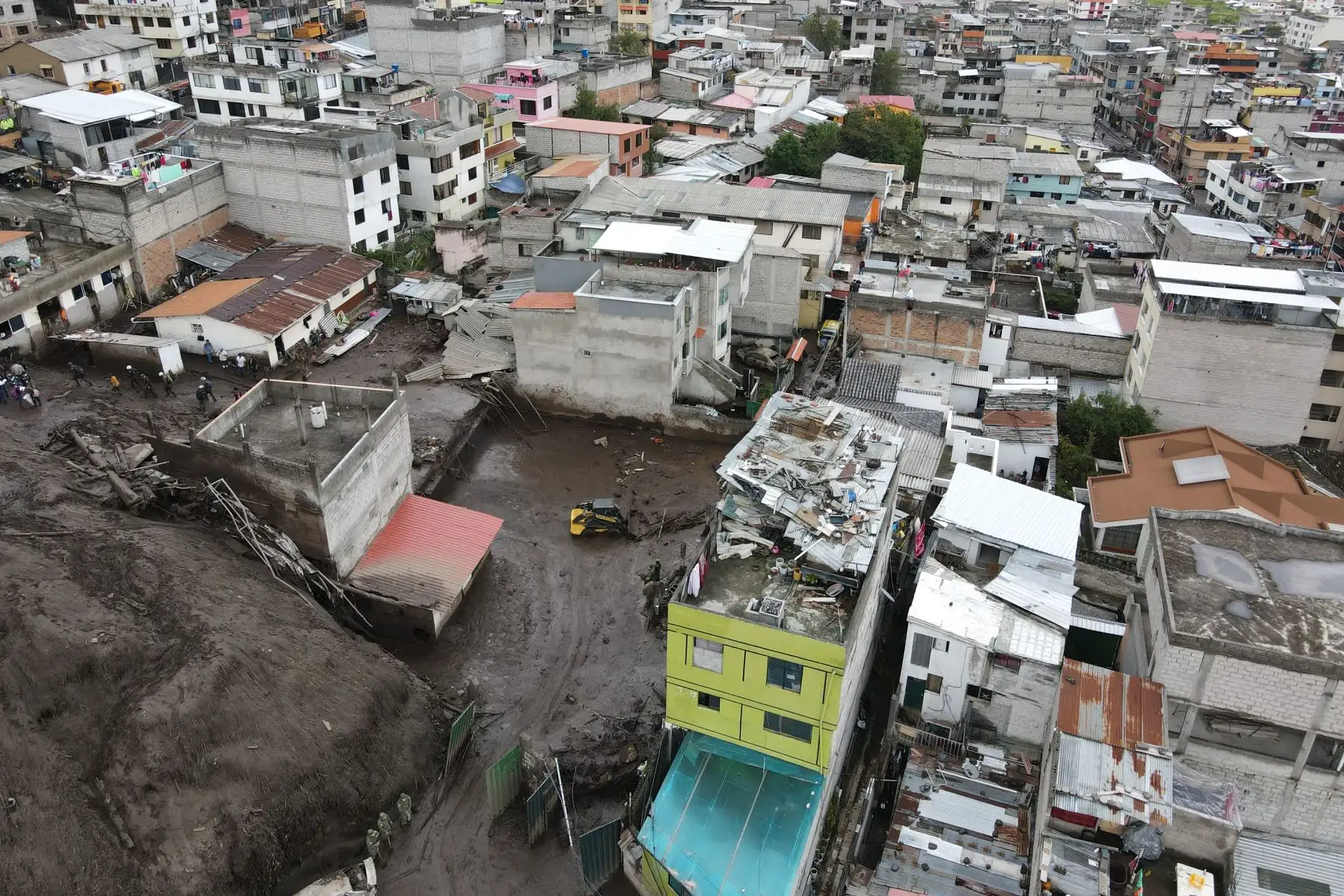 Vista aérea del lodo que dejó una inundación en el barrio de La Gasca, en el norte de Quito, el 1 de febrero de 2022. La inundación más fuerte que ha afectado a Ecuador en dos décadas ha matado al menos a 24 personas en Quito, arrastrando autos, dañando casas y personas que veian un partido de voley en un campo deportivo. Foto: AFP