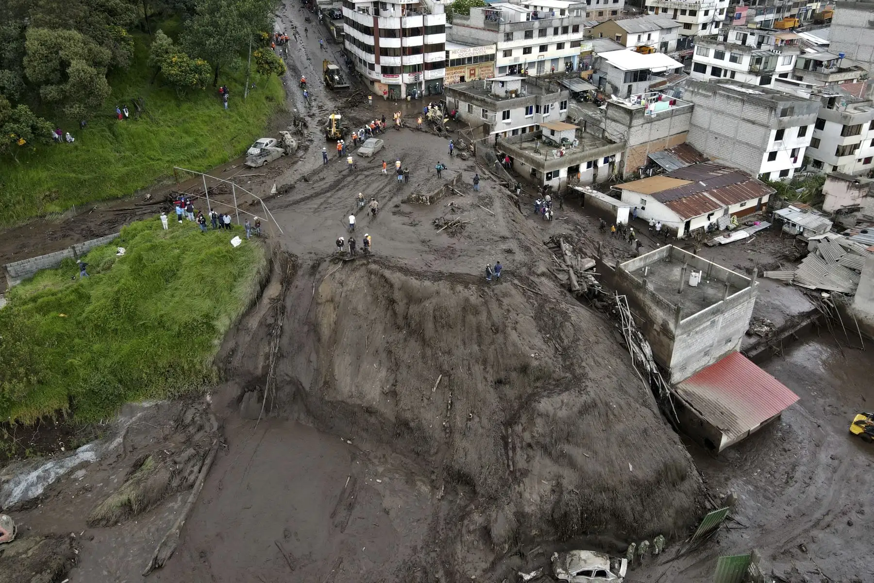 A 24 ascendió este martes la cifra de muertos por la avalancha que el lunes arrasó barrios del centro oeste de la capital ecuatoriana tras un fuerte aguacero que descargó un volumen récord de lluvias. Foto: AFP