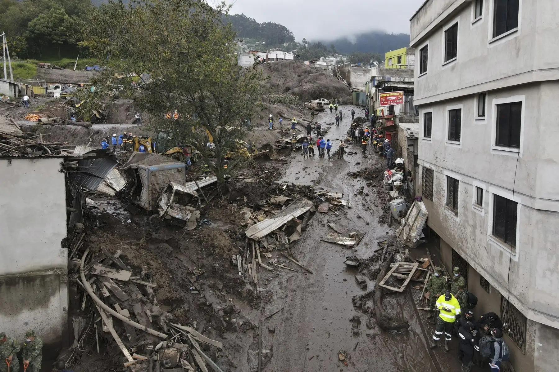 Un total de 348 personas han sido afectadas por el alud de lodo que bajó desde la montaña arrastrando todo a su paso y que causó daños parciales a 38 viviendas, mientras que otras tres resultaron totalmente destruidas. Foto: AFP
