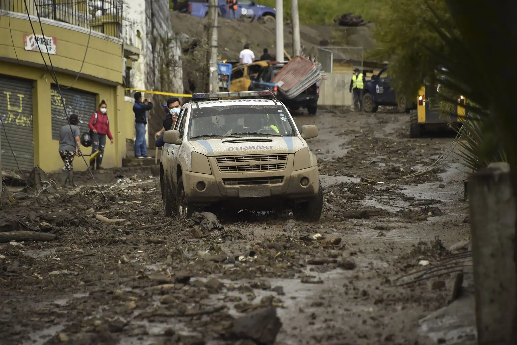 Personal de la policía está apoyando con el rescate de personas y la limpieza en la ‘zona cero’. Se calcula que en una semana se culminen con los trabajos de rehabilitación. Este "fenómeno natural extraordinario", que tuvo su origen en la intensa lluvia que cayó sobre la ciudad el lunes, con 75 milímetros de precipitaciones, cuando se preveía apenas dos milímetros. Ese volumen es el más alto registrado desde 2003. Foto: AFP