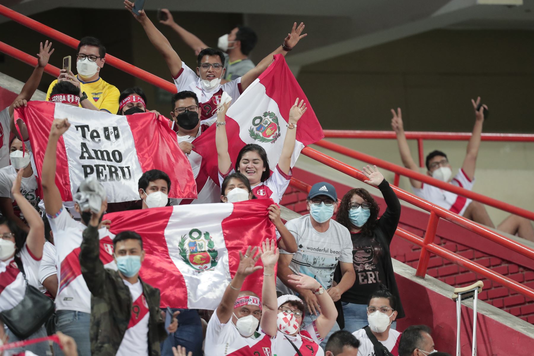 Técnico de Ecuador "se saca el sombrero" por la hinchada peruana