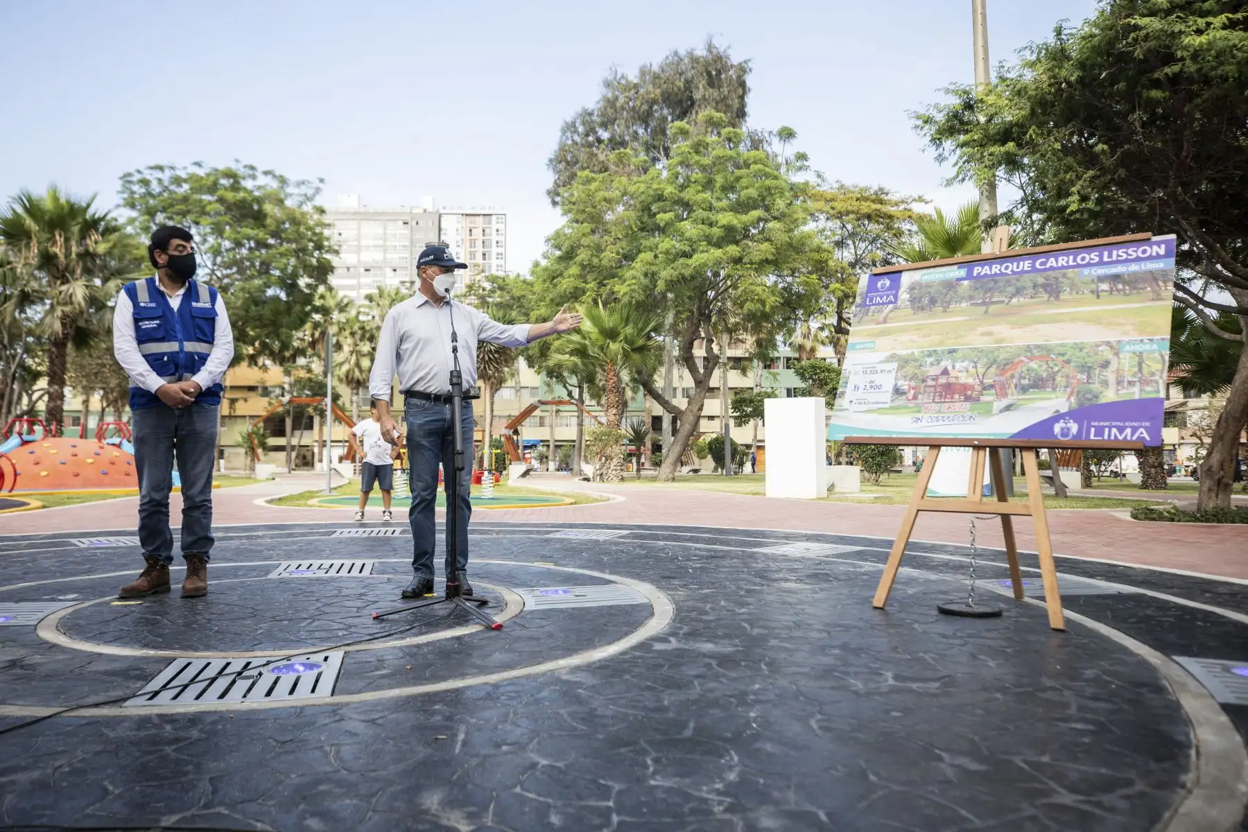Alcalde de Lima entregó a los vecinos del Cercado de Lima el parque Carlos Lisson en el Cercado de Lima, el cual ha sido remodelado con una nueva losa deportiva, juegos para niños, minigimnasio al aire libre, remediación de áreas verdes. Foto: Municipalidad de Lima