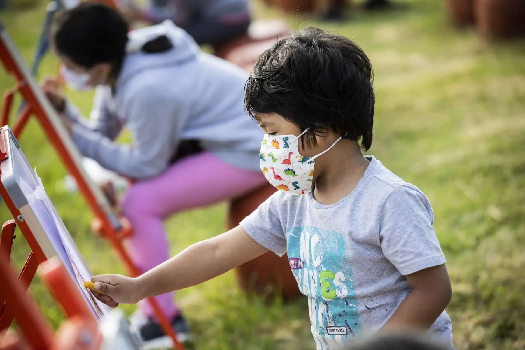 El Parque Carlos Lisson ahora cuenta con juegos para niños, más iluminación, equipos de gimnasia, nueva losa deportiva, tachos de reciclaje y mejores vías de accesibilidad. En total son 8 parques en el Cercado de Lima que la Municipalidad de Lima entregará. Foto: MuniLima