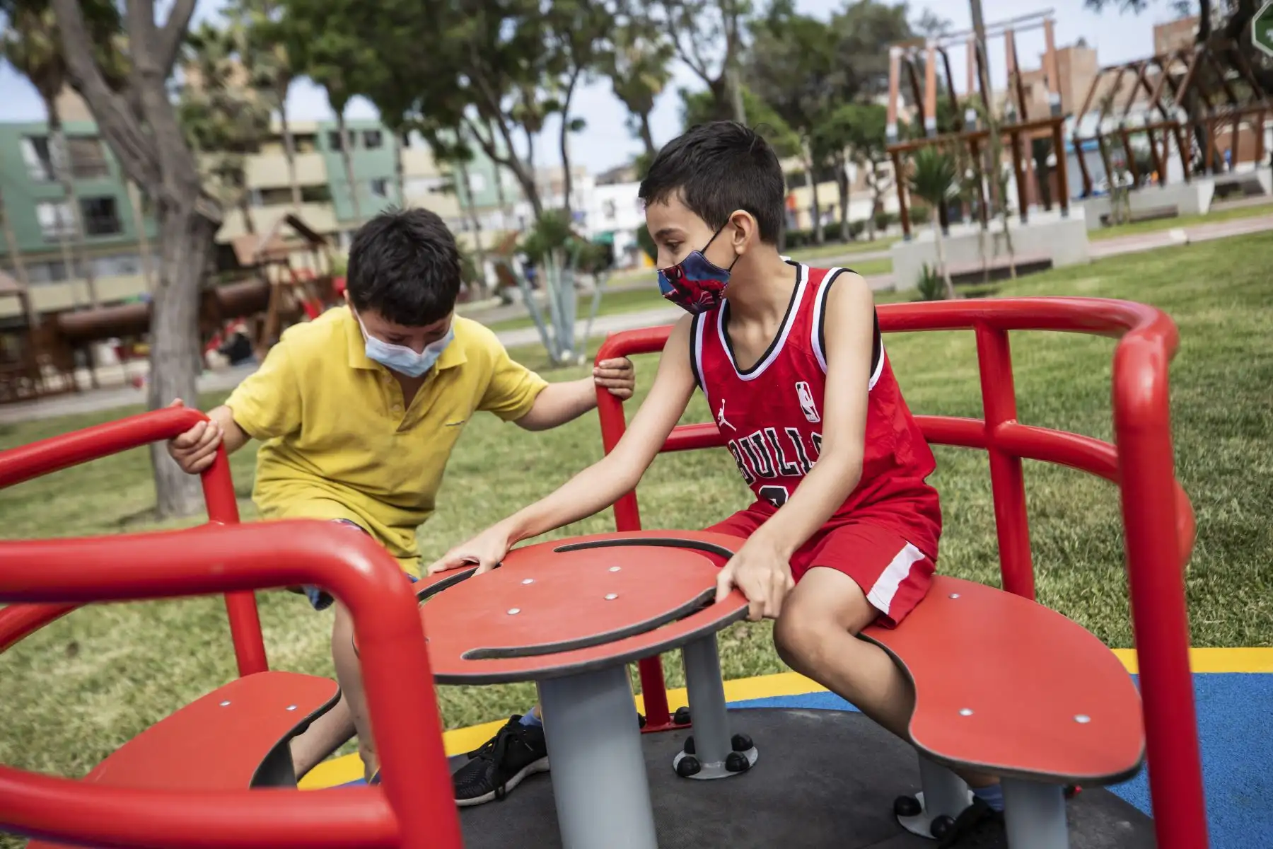 El parque Carlos Lisson ahora tiene juegos para niños, más iluminación, equipos de gimnasia, una nueva losa deportiva, tachos de reciclaje y mejores vías de accesibilidad. Cabe señalar que la obra se trabajó con la comunidad, a fin de valorar las opiniones de todos los vecinos. Foto: MuniLima
