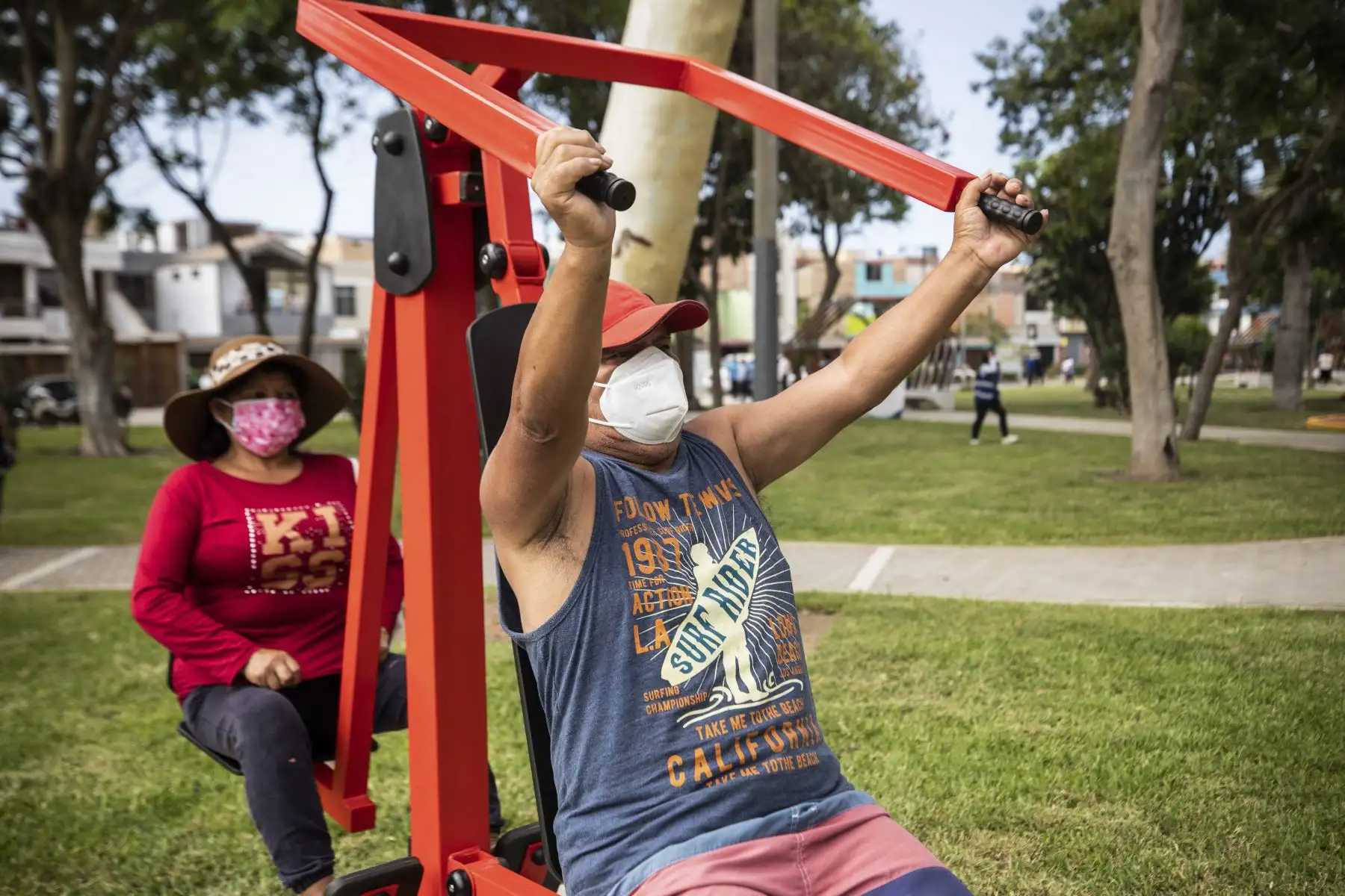 El parque Carlos Lisson ahora tiene juegos para niños, más iluminación, equipos de gimnasia, una nueva losa deportiva, tachos de reciclaje y mejores vías de accesibilidad. Cabe señalar que la obra se trabajó con la comunidad, a fin de valorar las opiniones de todos los vecinos. Foto: MuniLima