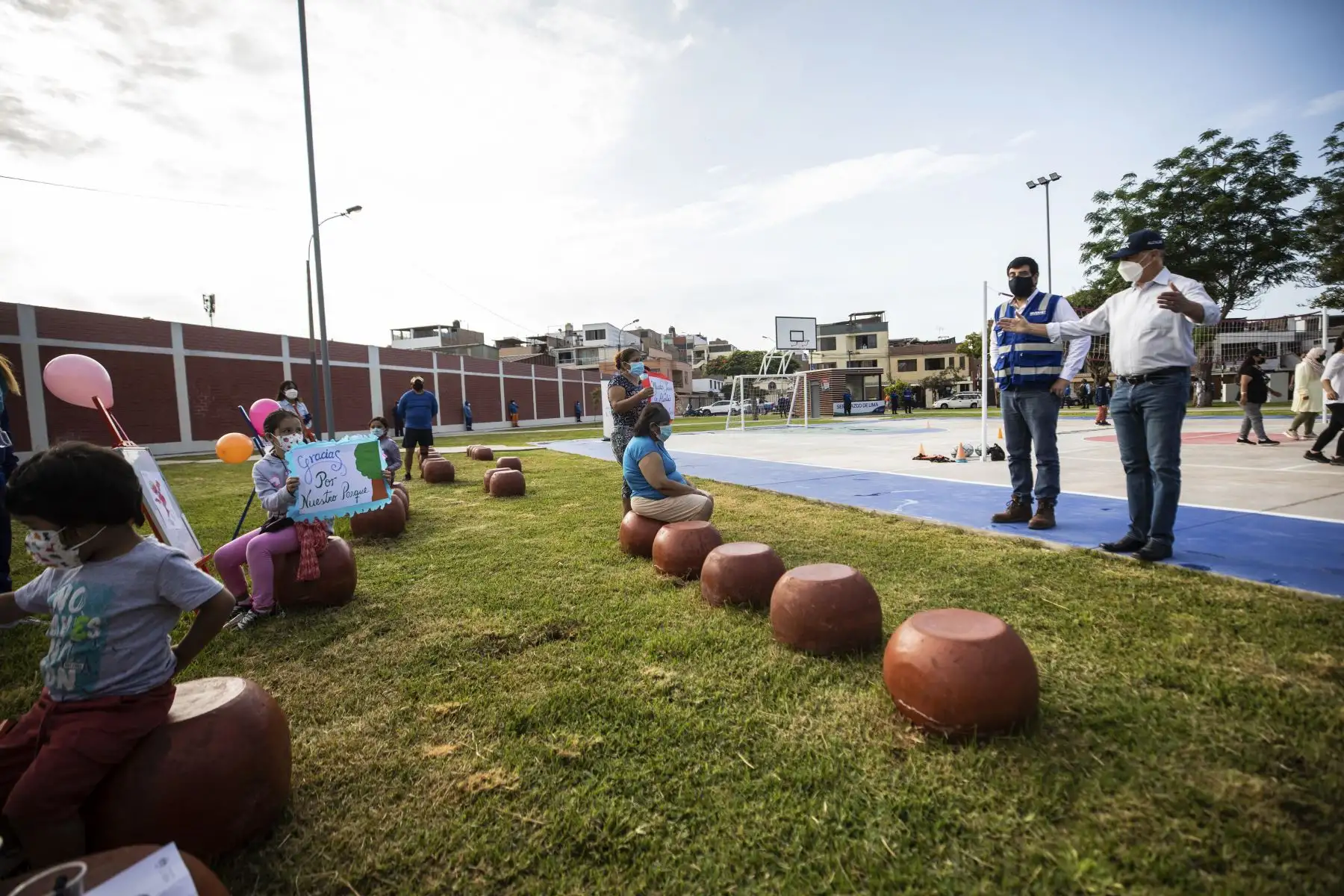 El parque Carlos Lisson ahora tiene juegos para niños, más iluminación, equipos de gimnasia, una nueva losa deportiva, tachos de reciclaje y mejores vías de accesibilidad. Cabe señalar que la obra se trabajó con la comunidad, a fin de valorar las opiniones de todos los vecinos. Foto: MuniLima