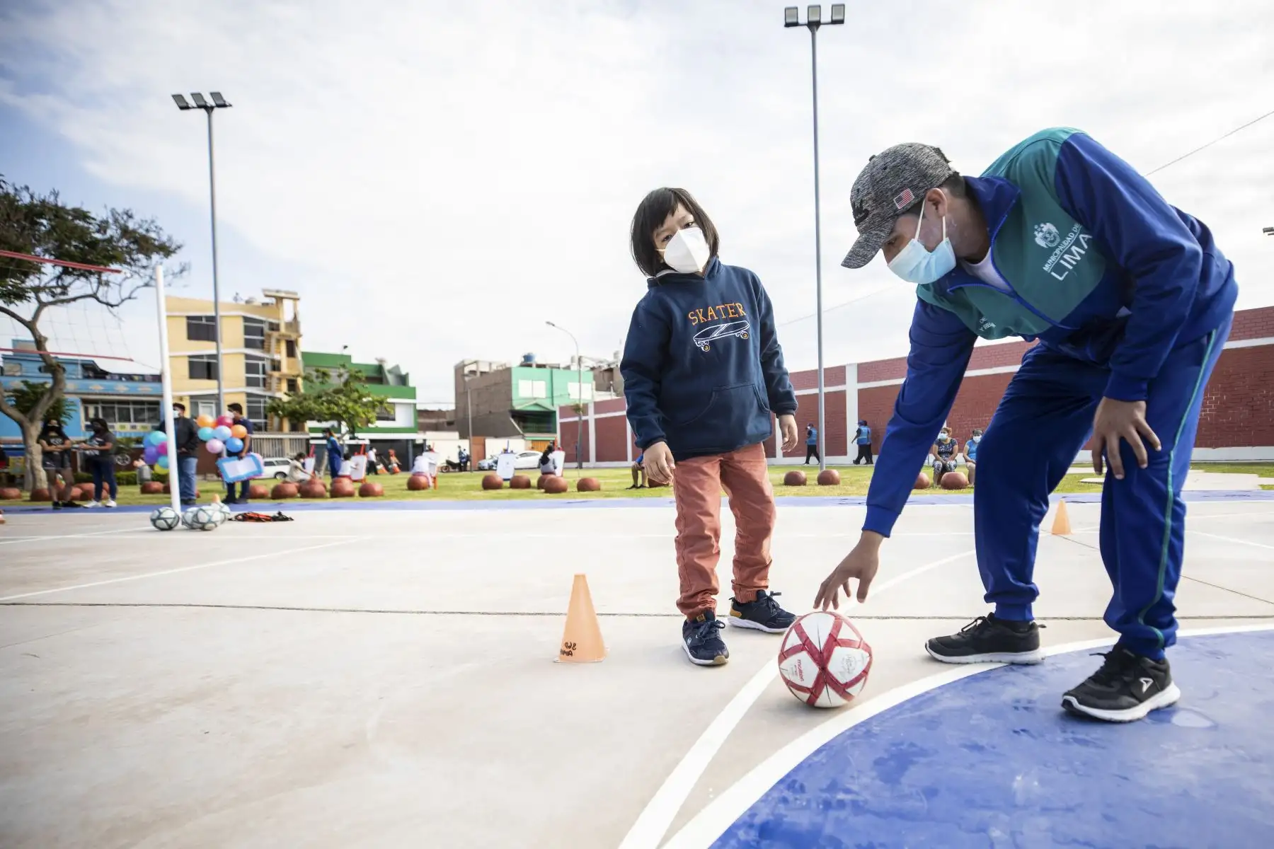 El parque Carlos Lisson ahora tiene juegos para niños, más iluminación, equipos de gimnasia, una nueva losa deportiva, tachos de reciclaje y mejores vías de accesibilidad. Cabe señalar que la obra se trabajó con la comunidad, a fin de valorar las opiniones de todos los vecinos. Foto: MuniLima
