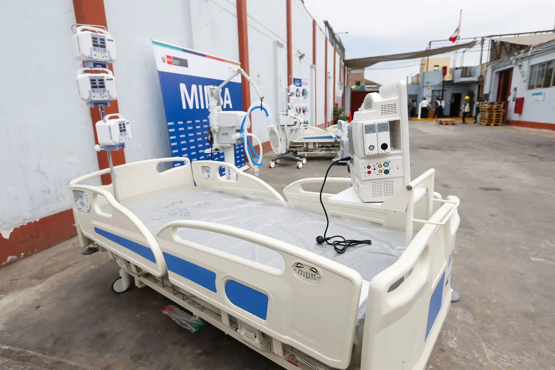 Ministro de Salud Hernando Cevallos presenta parte de los 600 kits UCI que el Minsa ha comprado para responder a la demanda de camas hospitalarias a nivel nacional.
Foto: Minsa