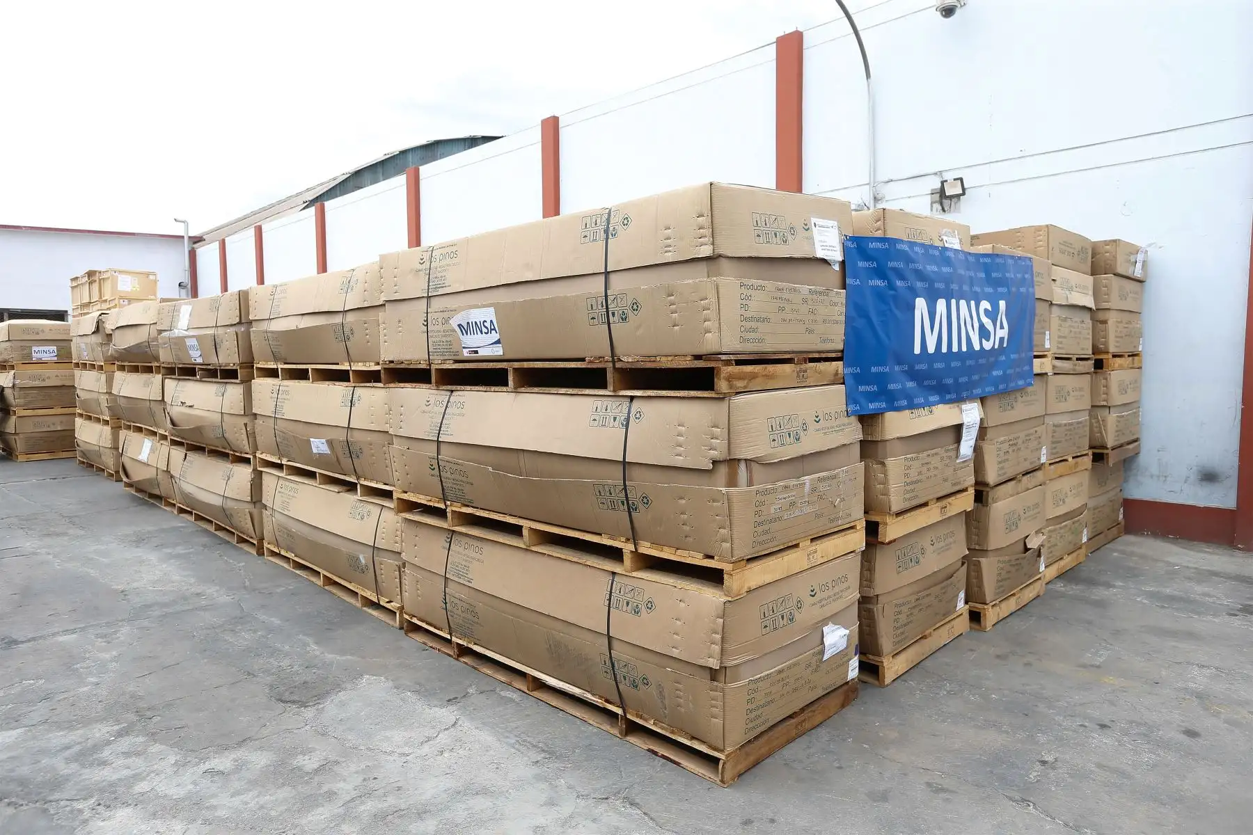 Ministro de Salud Hernando Cevallos presenta parte de los 600 kits UCI que el Minsa ha comprado para responder a la demanda de camas hospitalarias a nivel nacional.
Foto: Minsa