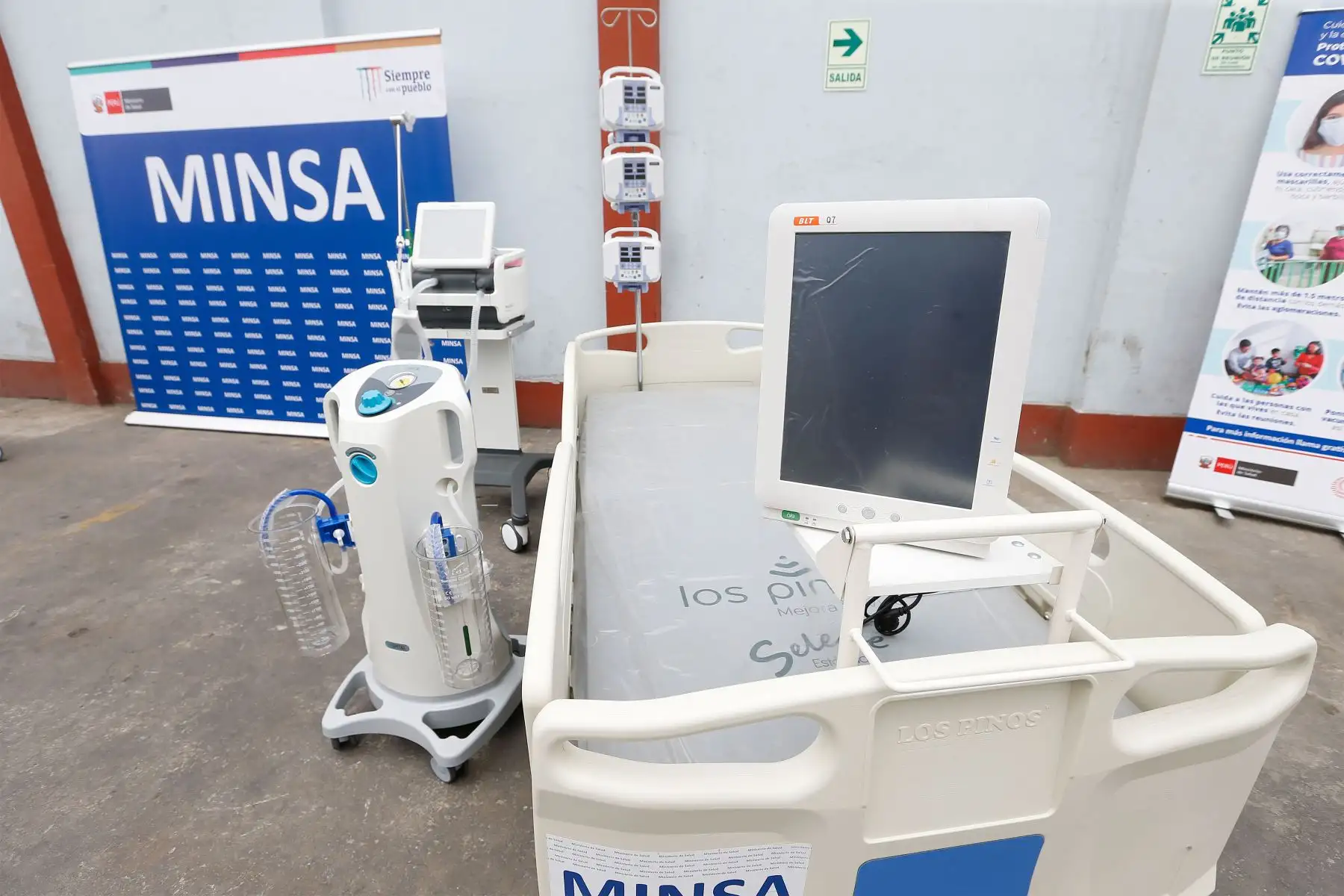 Ministro de Salud Hernando Cevallos presenta parte de los 600 kits UCI que el Minsa ha comprado para responder a la demanda de camas hospitalarias a nivel nacional.
Foto: Minsa