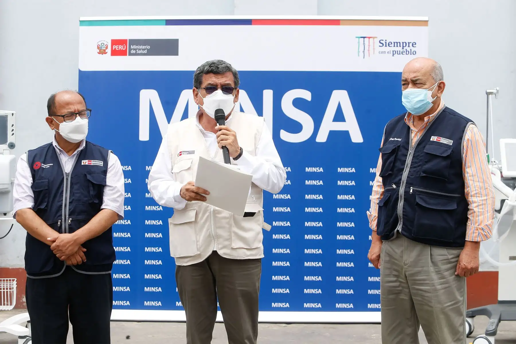 Ministro de Salud Hernando Cevallos presenta parte de los 600 kits UCI que el Minsa ha comprado para responder a la demanda de camas hospitalarias a nivel nacional.
Foto: Minsa