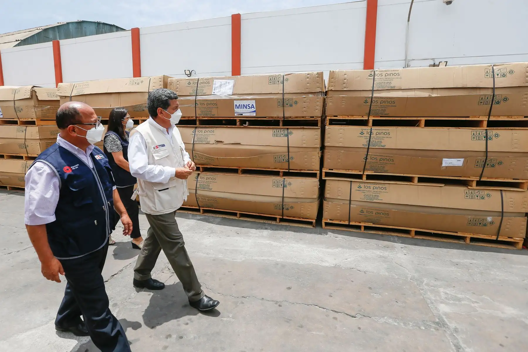 Ministro de Salud Hernando Cevallos presenta parte de los 600 kits UCI que el Minsa ha comprado para responder a la demanda de camas hospitalarias a nivel nacional.
Foto: Minsa