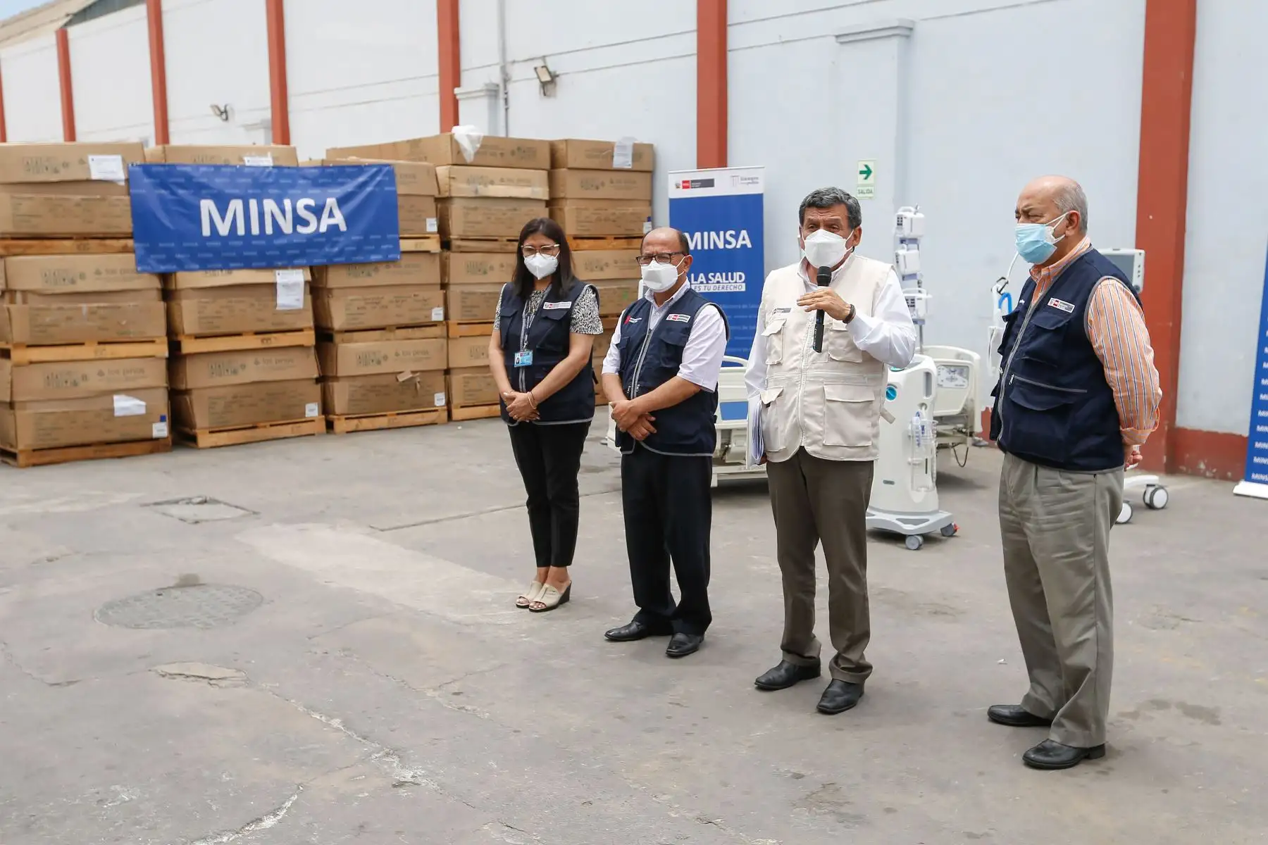 Ministro de Salud Hernando Cevallos presenta parte de los 600 kits UCI que el Minsa ha comprado para responder a la demanda de camas hospitalarias a nivel nacional.
Foto: Minsa
