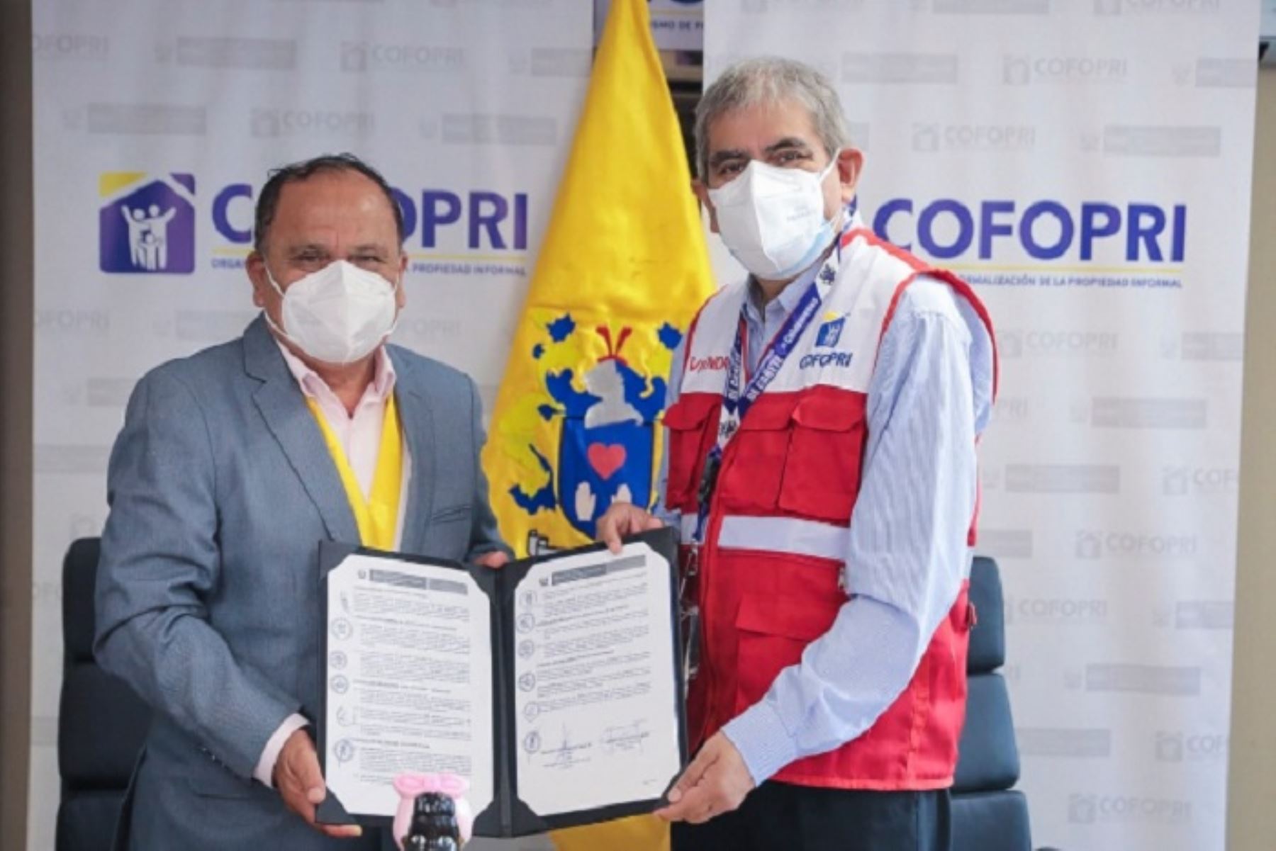 En el acto protocolar participaron el director ejecutivo de Cofopri, Jorge Luis Quevedo Mera; y el alcalde provincial de Cañete, Segundo Díaz de la Cruz.
