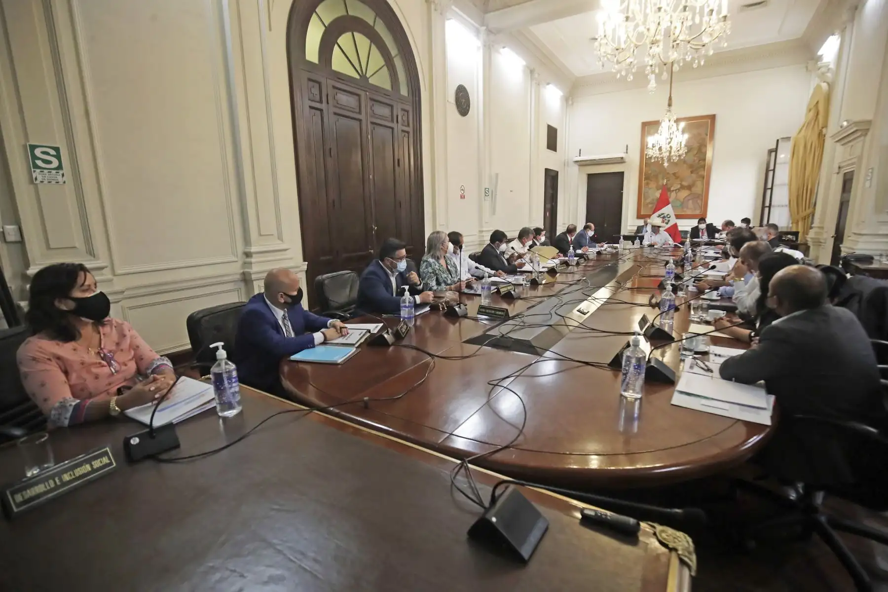 Presidente Pedro Castillo lidera, junto con el jefe del Gabinete Ministerial, Héctor Valer, la sesión del Consejo de Ministros.
Foto: ANDINA/ Prensa Presidencia