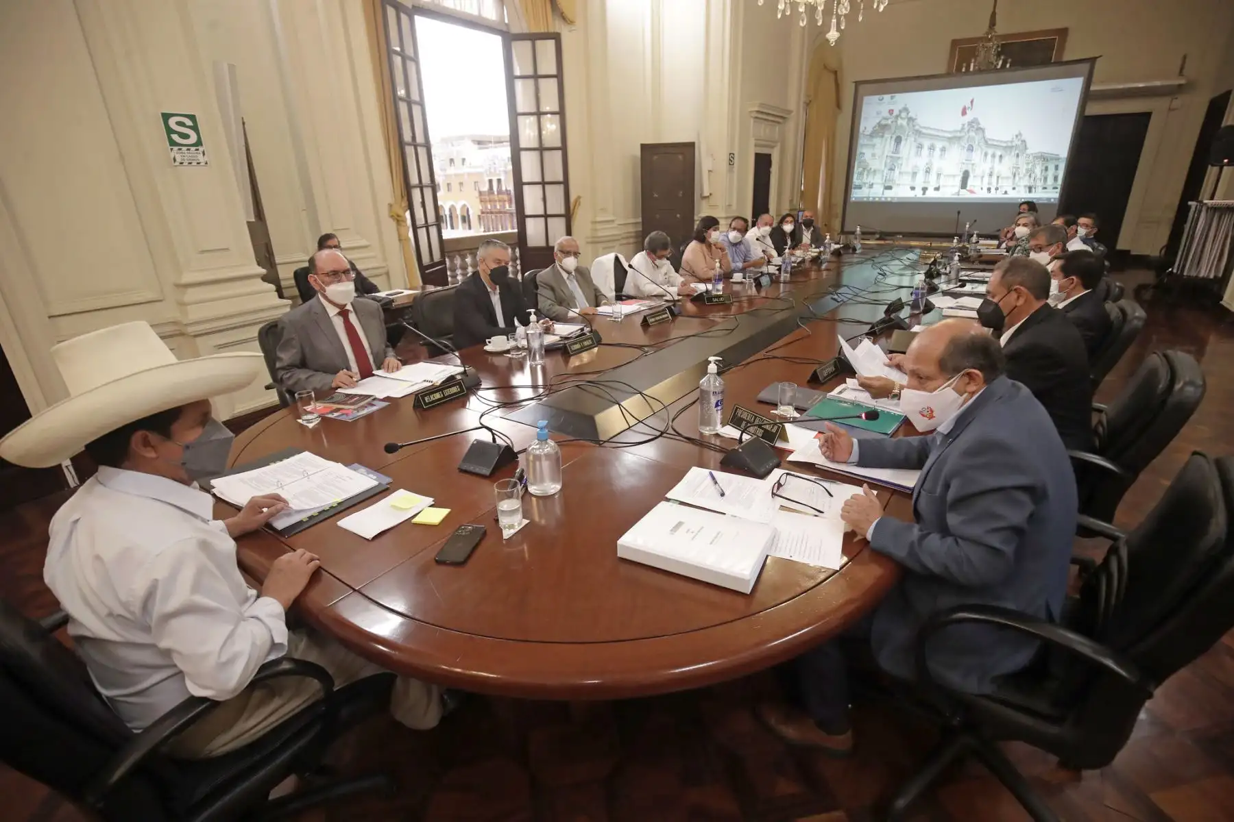 Presidente Pedro Castillo lidera, junto con el jefe del Gabinete Ministerial, Héctor Valer, la sesión del Consejo de Ministros.
Foto: ANDINA/ Prensa Presidencia