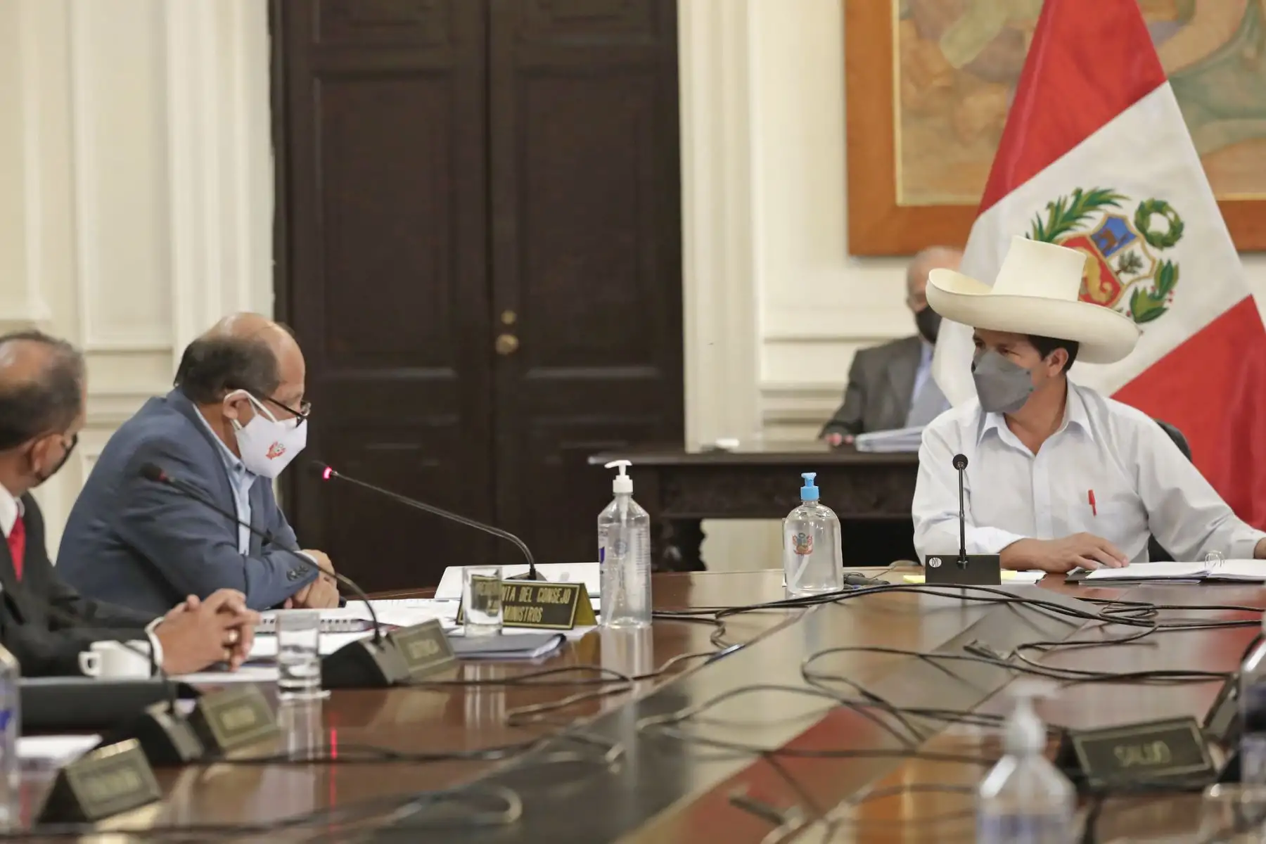Presidente Pedro Castillo lidera, junto con el jefe del Gabinete Ministerial, Héctor Valer, la sesión del Consejo de Ministros.
Foto: ANDINA/ Prensa Presidencia