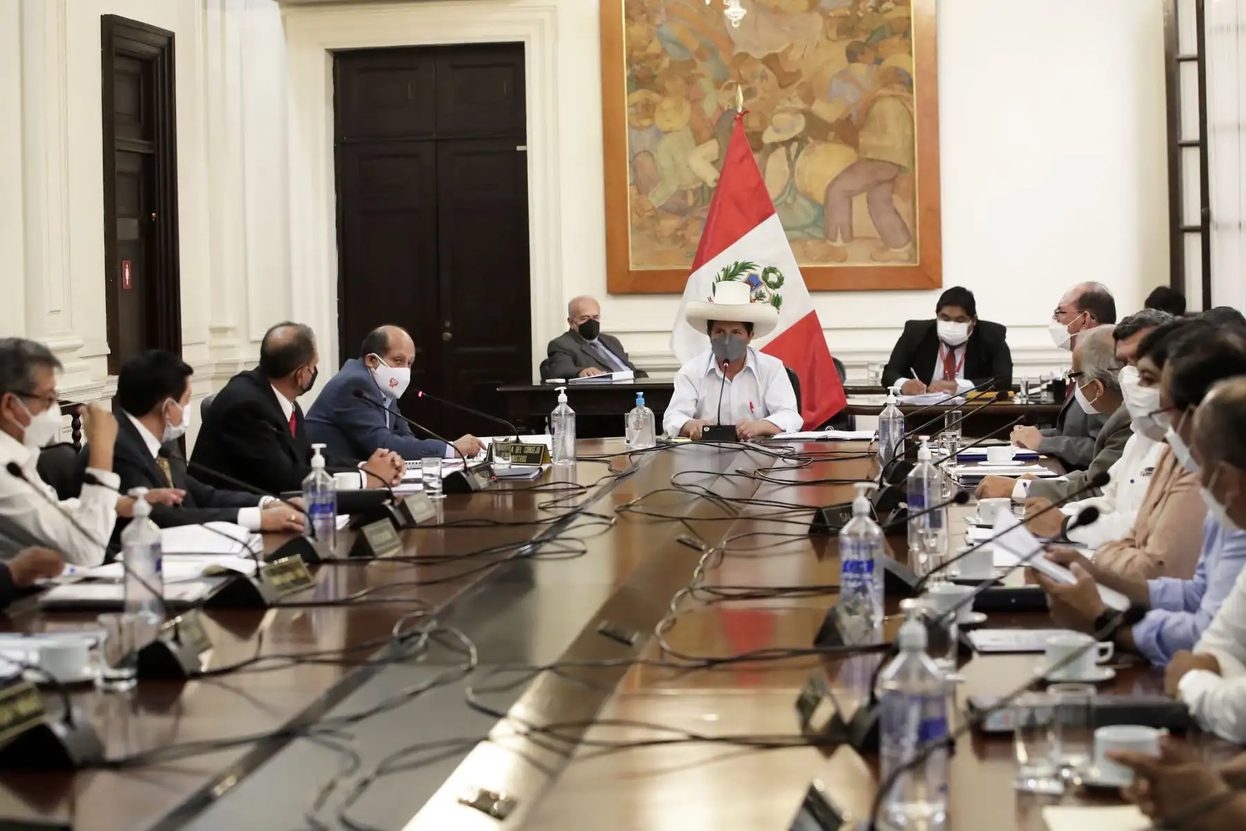 Presidente Pedro Castillo lidera, junto con el jefe del Gabinete Ministerial, Héctor Valer, la sesión del Consejo de Ministros.
Foto: ANDINA/ Prensa Presidencia