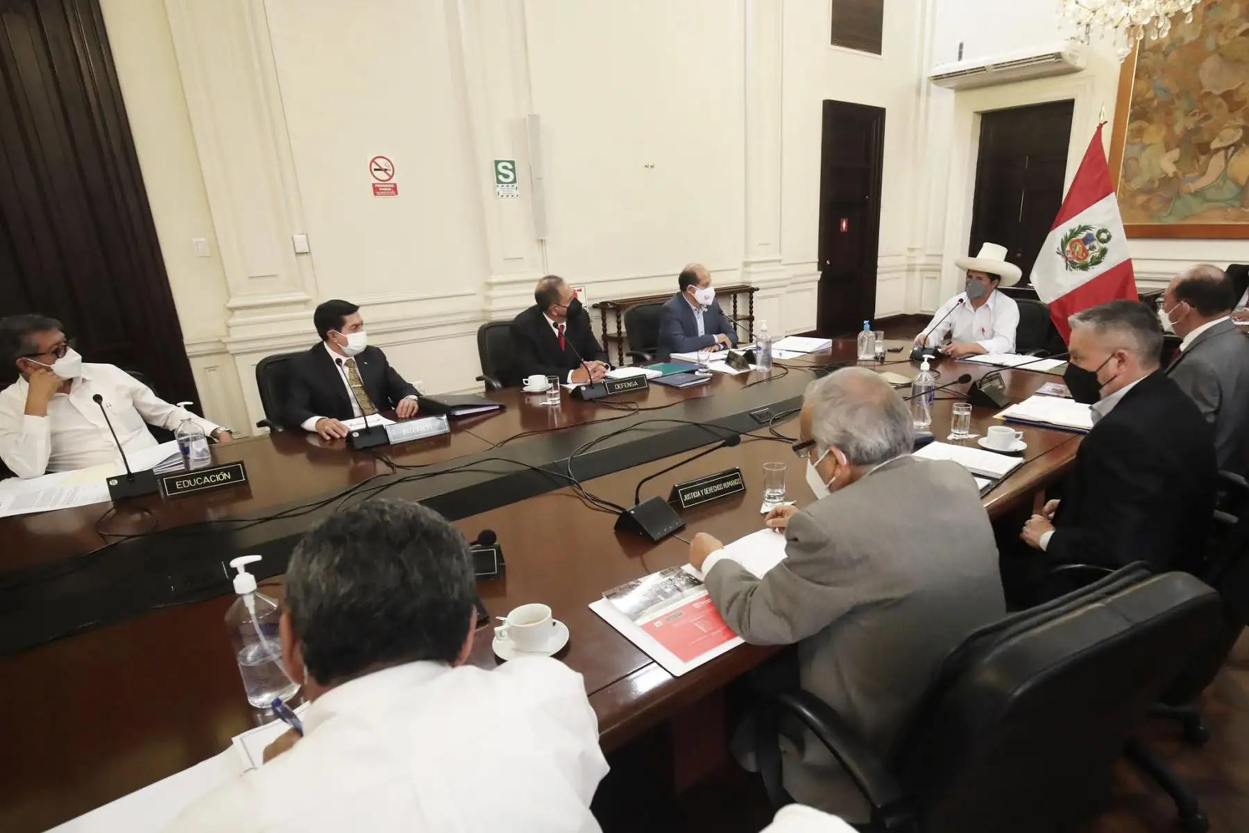 Presidente Pedro Castillo lidera, junto con el jefe del Gabinete Ministerial, Héctor Valer, la sesión del Consejo de Ministros.
Foto: ANDINA/ Prensa Presidencia