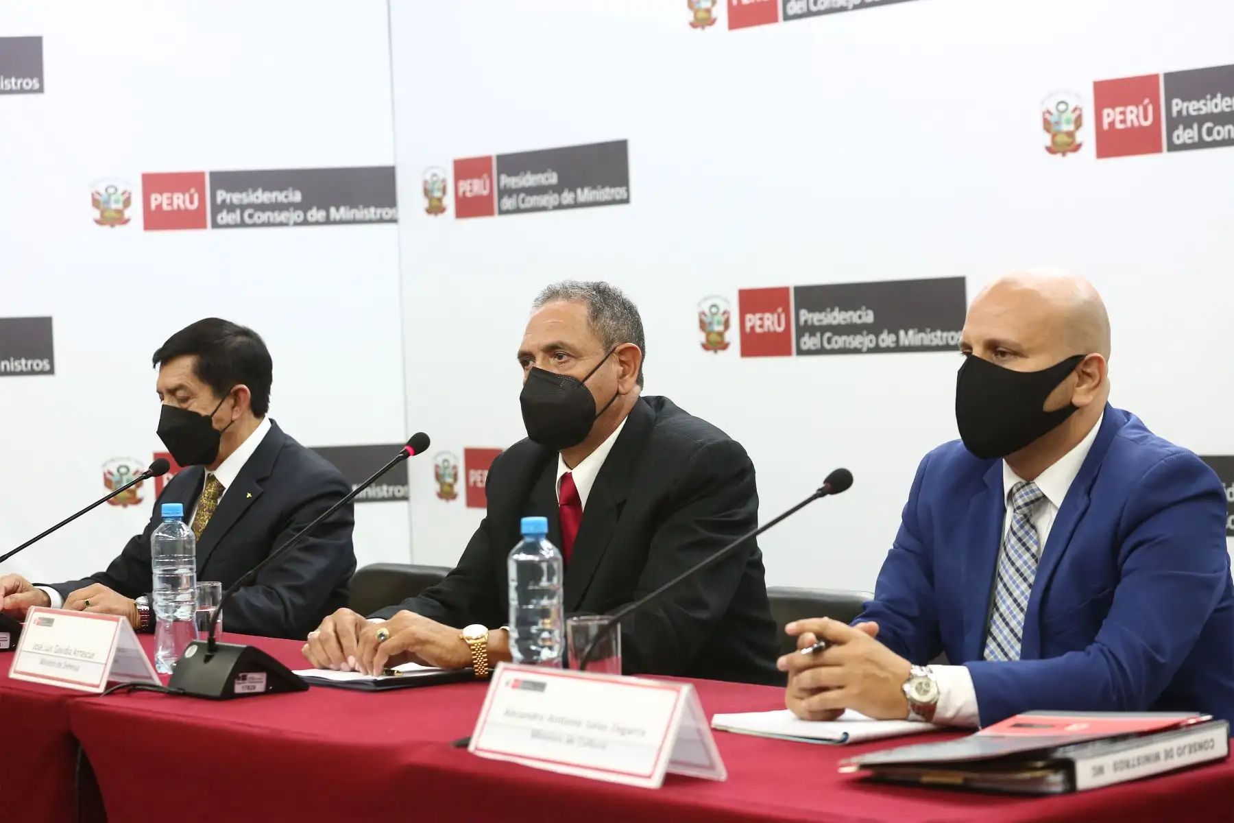 Ministro del Interior, Alfonso Chávarry; ministro de Defensa, José Luis Gavidia y el ministro de Cultura, Alejandro Salas brindan conferencia de Prensa luego de la sesión del Consejo de Ministros.
Foto: PCM