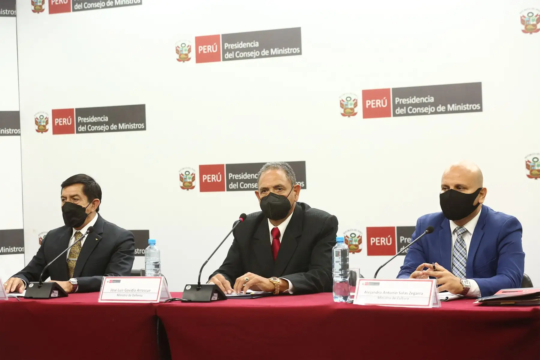 Ministro del Interior, Alfonso Chávarry; ministro de Defensa, José Luis Gavidia y el ministro de Cultura, Alejandro Salas brindan conferencia de Prensa luego de la sesión del Consejo de Ministros.
Foto: PCM
