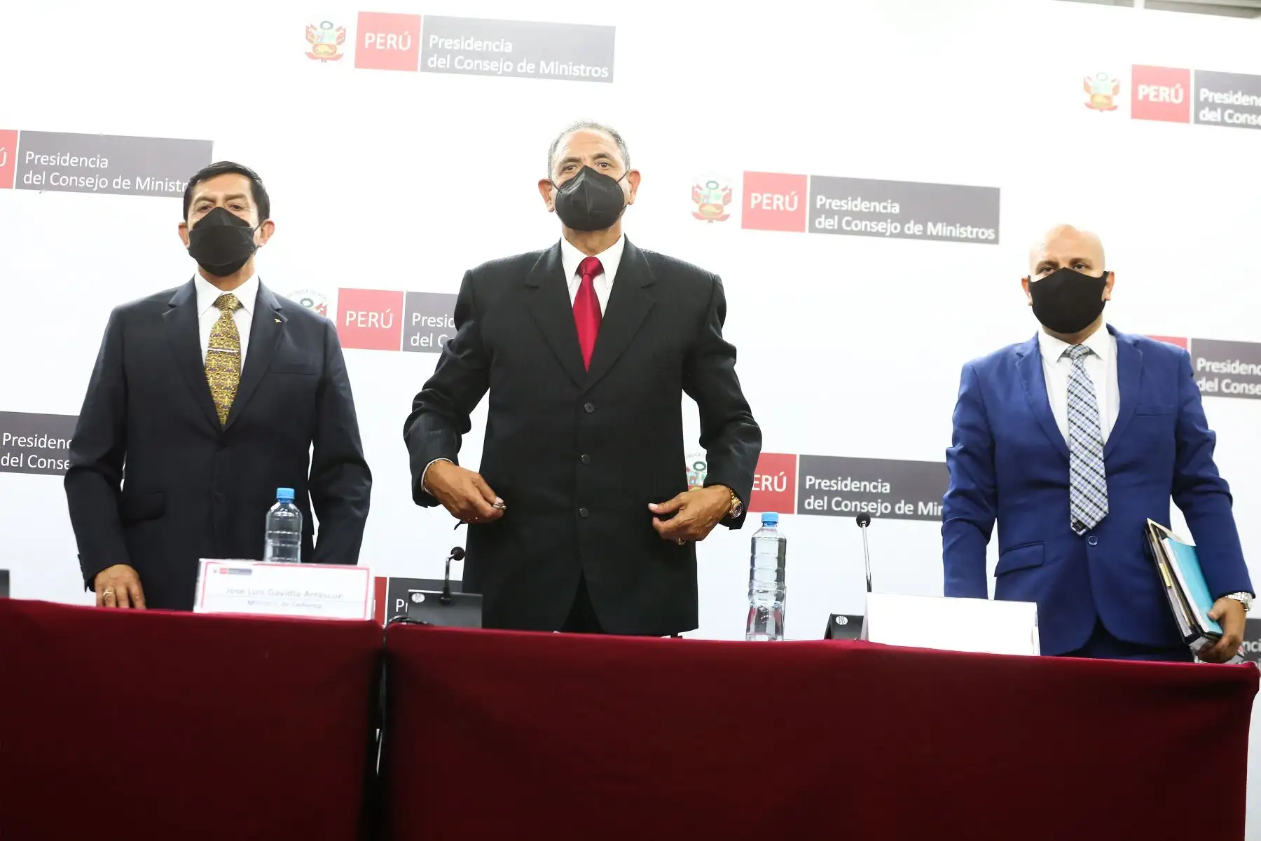 Ministro del Interior, Alfonso Chávarry; ministro de Defensa, José Luis Gavidia y el ministro de Cultura, Alejandro Salas brindan conferencia de Prensa luego de la sesión del Consejo de Ministros.
Foto: PCM