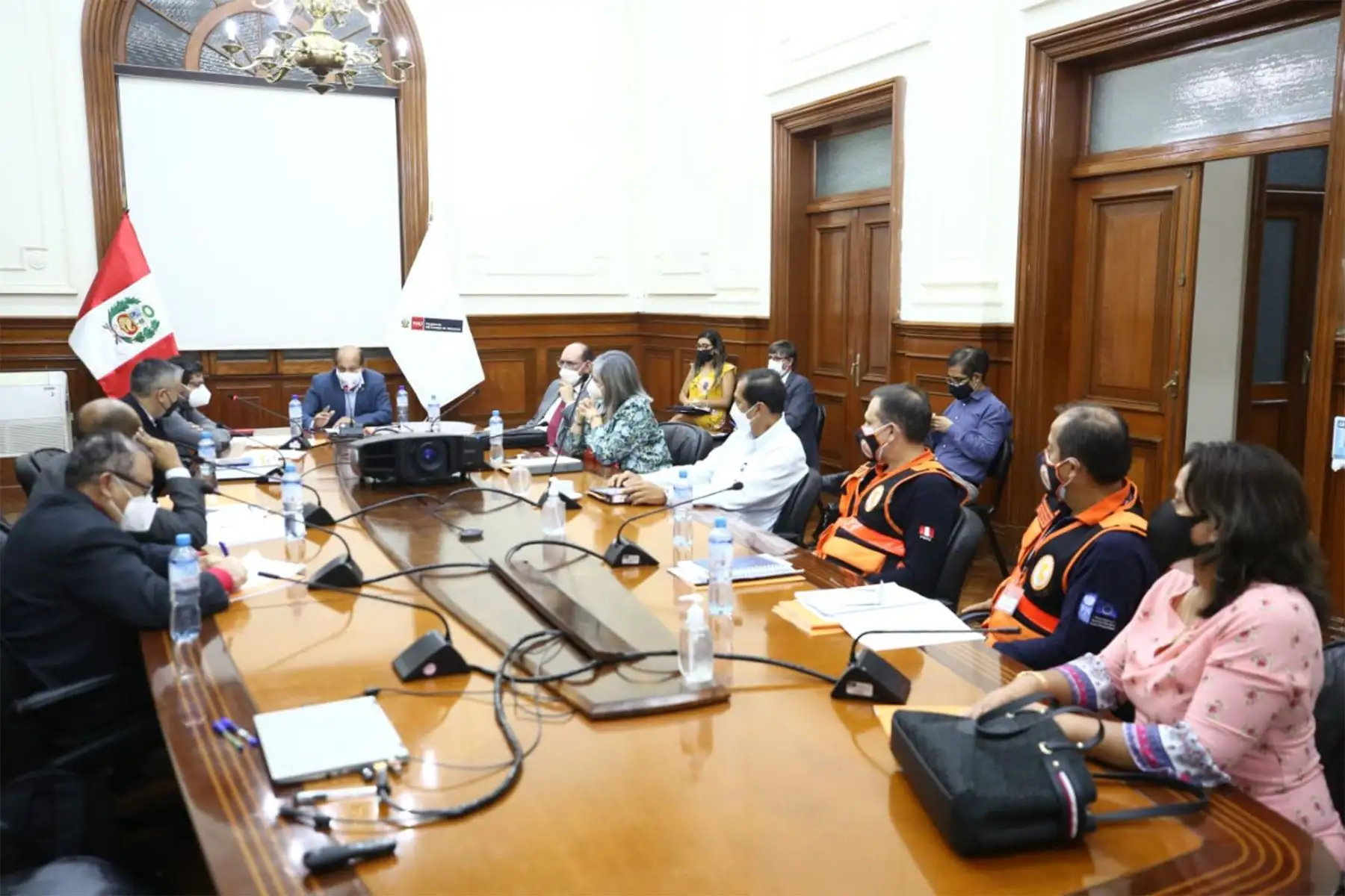 El presidente del Consejo de Ministros, Héctor Valer, encabeza sesión del Conagerd para continuar con la atención al desastre ambiental ocasionado por el derrame de petróleo de la empresa Repsol.
Foto: PCM