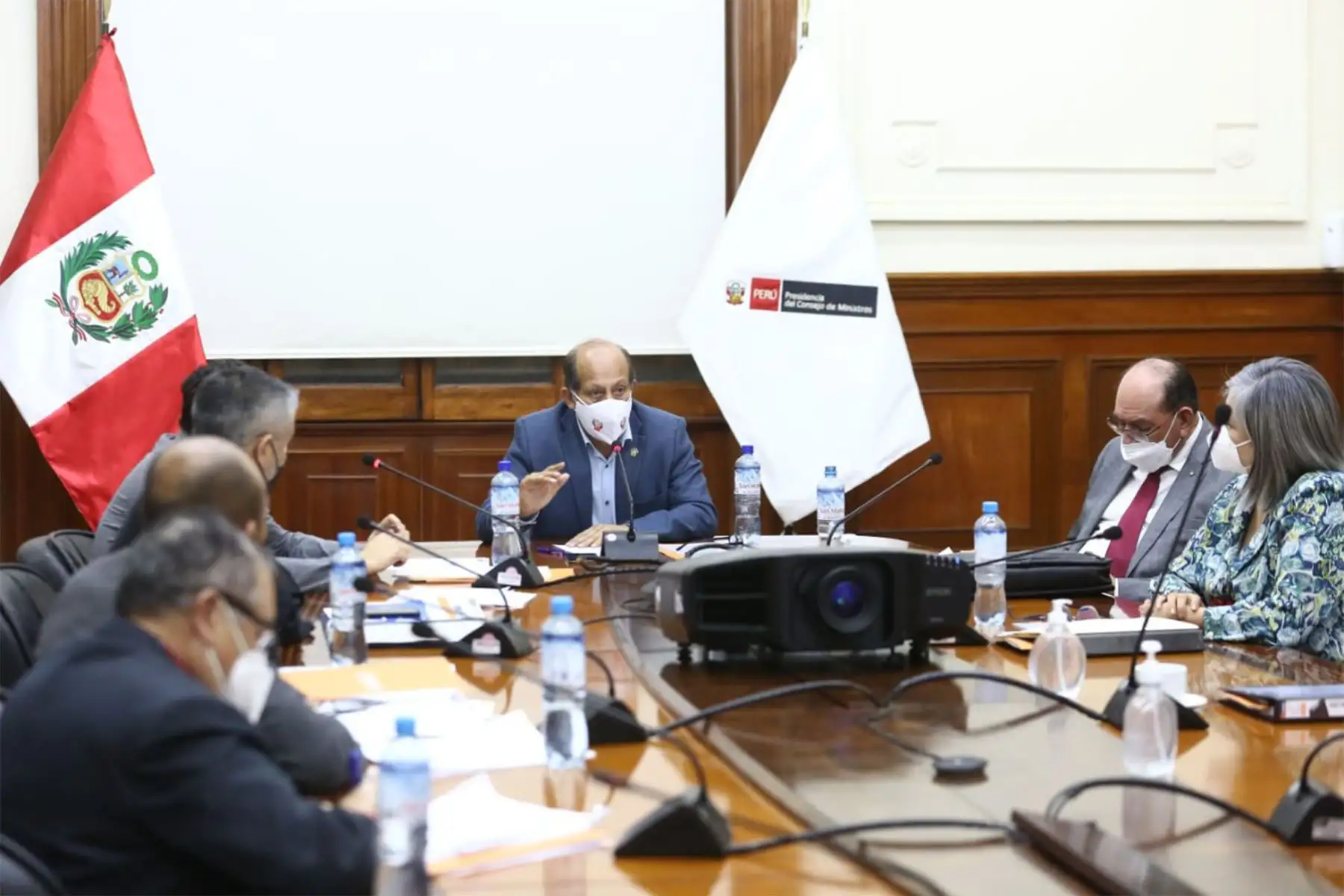 El presidente del Consejo de Ministros, Héctor Valer, encabeza sesión del Conagerd para continuar con la atención al desastre ambiental ocasionado por el derrame de petróleo de la empresa Repsol.
Foto: PCM