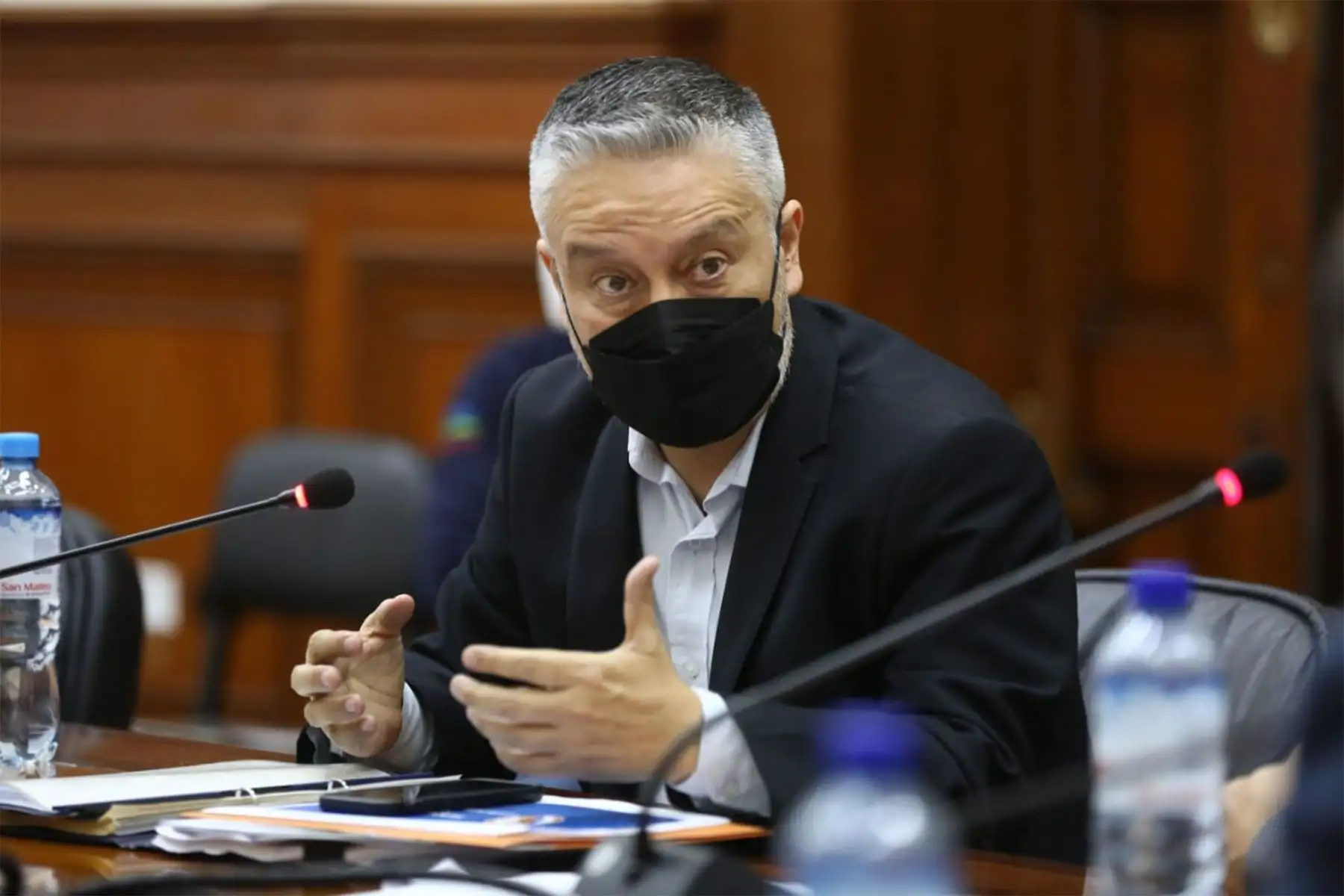 El titular del Consejo de Ministros, Héctor Valer Pinto, encabeza una sesión del Consejo Nacional de Gestión de Riesgo de Desastres (Conagerd), para continuar con la atención al desastre ambiental ocasionado por el derrame de petróleo de la empresa Repsol en el litoral peruano.
Foto: PCM