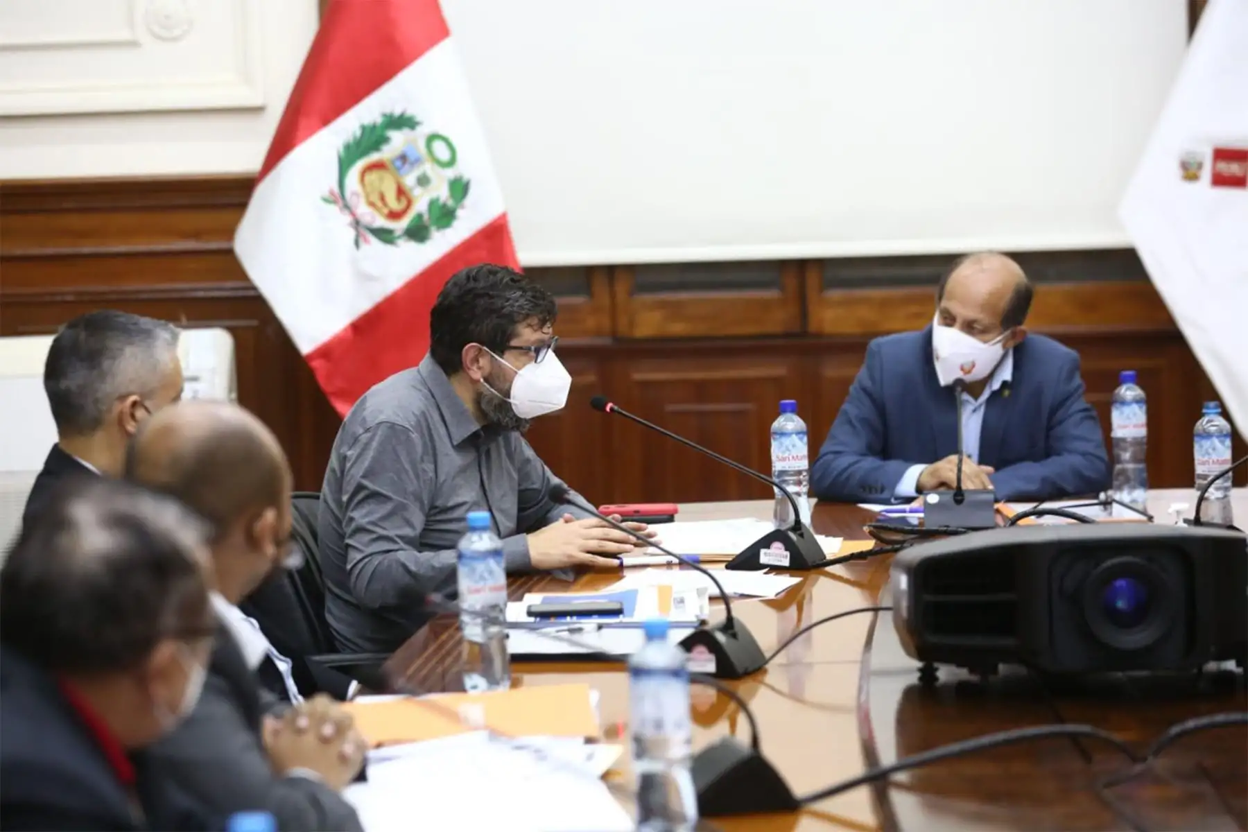 El titular del Consejo de Ministros, Héctor Valer Pinto, encabeza una sesión del Consejo Nacional de Gestión de Riesgo de Desastres (Conagerd), para continuar con la atención al desastre ambiental ocasionado por el derrame de petróleo de la empresa Repsol en el litoral peruano.
Foto: PCM