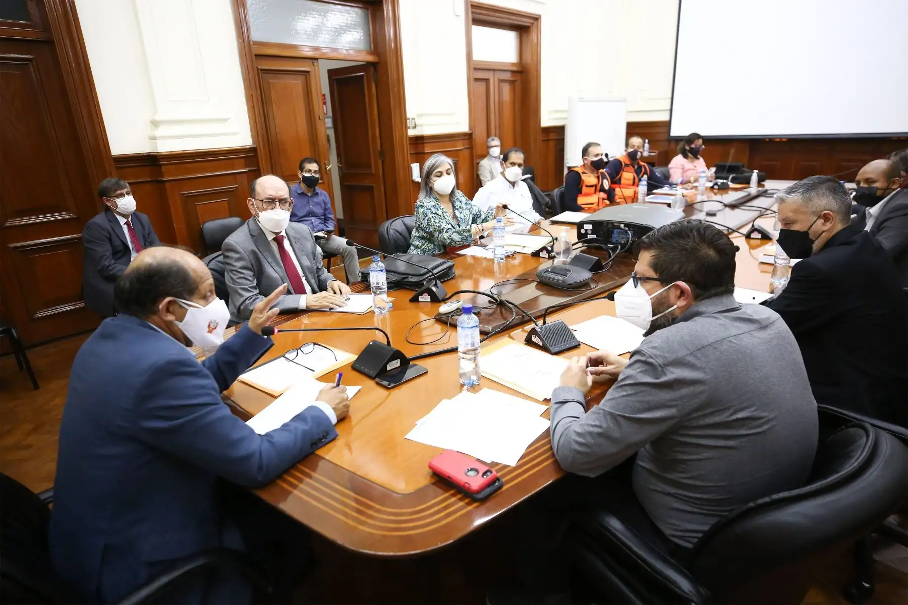 El titular del Consejo de Ministros, Héctor Valer Pinto, encabeza una sesión del Consejo Nacional de Gestión de Riesgo de Desastres (Conagerd), para continuar con la atención al desastre ambiental ocasionado por el derrame de petróleo de la empresa Repsol en el litoral peruano.
Foto: PCM