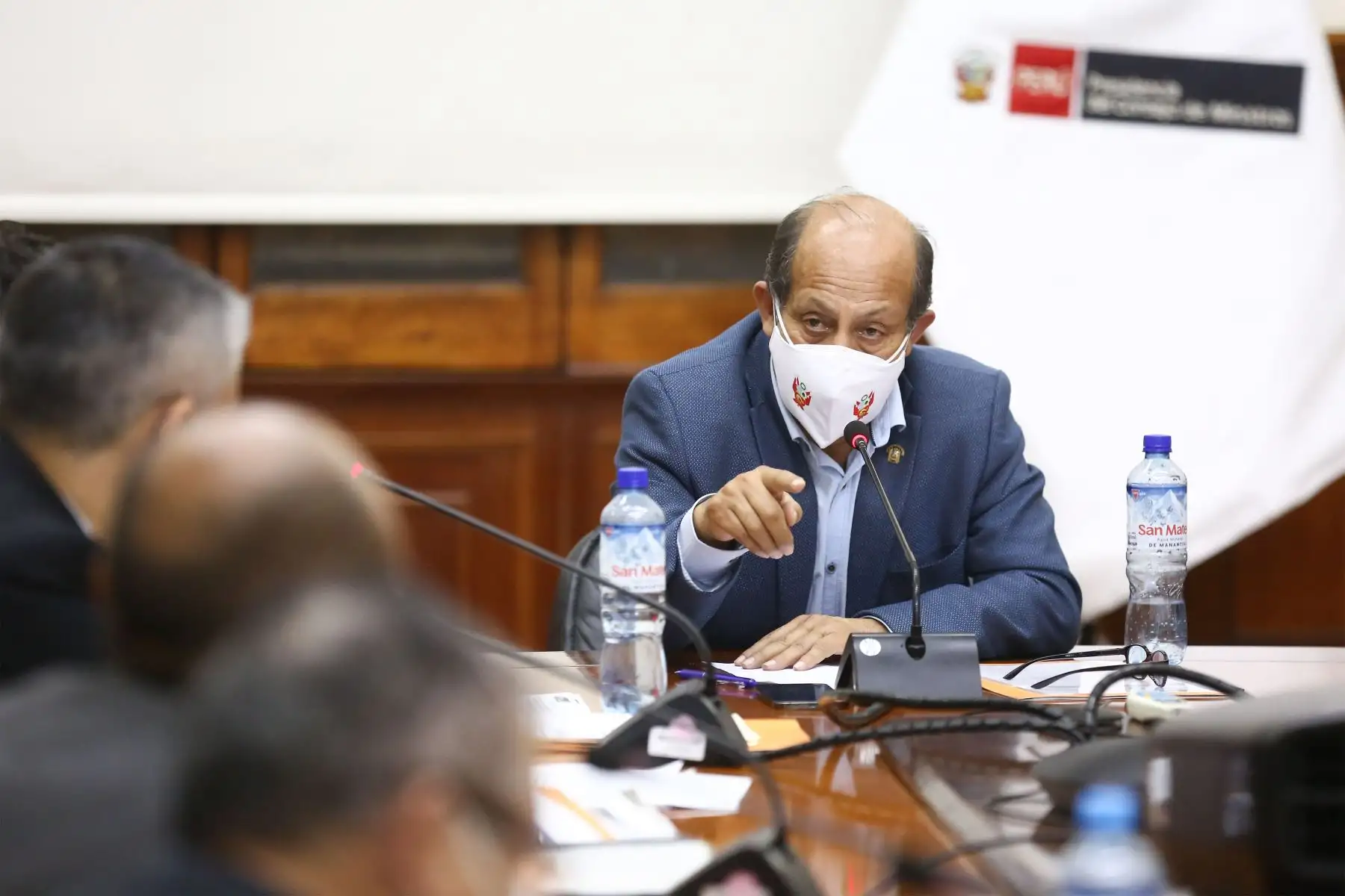 El titular del Consejo de Ministros, Héctor Valer Pinto, encabeza una sesión del Consejo Nacional de Gestión de Riesgo de Desastres (Conagerd), para continuar con la atención al desastre ambiental ocasionado por el derrame de petróleo de la empresa Repsol en el litoral peruano.
Foto: PCM