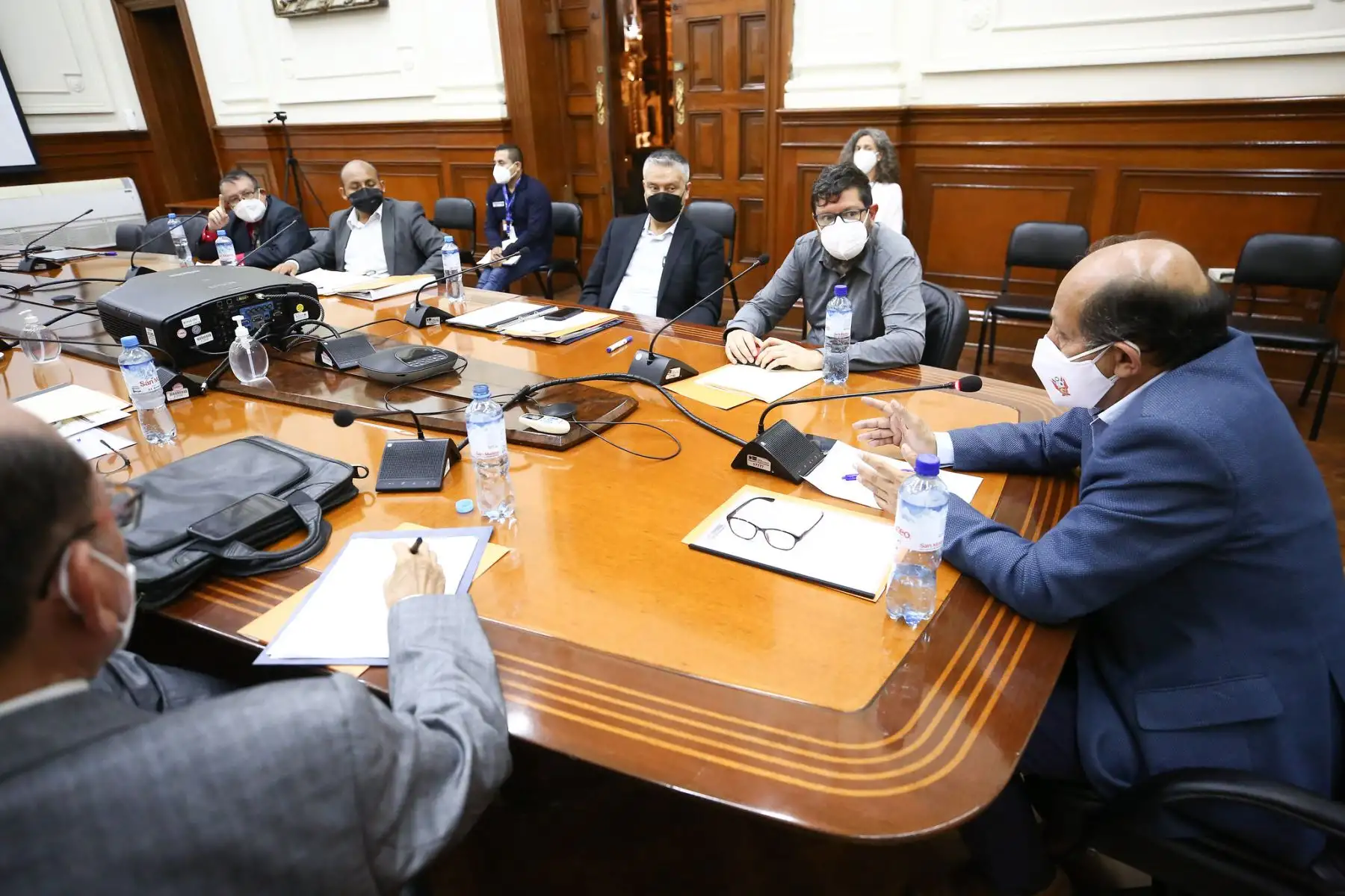 El titular del Consejo de Ministros, Héctor Valer Pinto, encabeza una sesión del Consejo Nacional de Gestión de Riesgo de Desastres (Conagerd), para continuar con la atención al desastre ambiental ocasionado por el derrame de petróleo de la empresa Repsol en el litoral peruano.
Foto: PCM