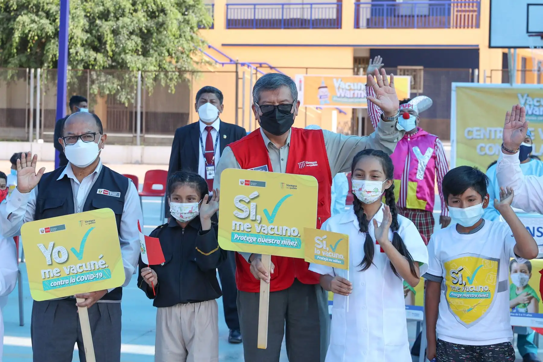 El Viceministro de Prestaciones y Aseguramiento en Salud, Augusto Tarazona y el Ministro de Educación, Rosendo Serna, supervisaron el proceso de vacunación a los menores de 5 a 11 años de edad, en la Institución Educativa “Bartolomé Herrera” de San Miguel. Foto: ANDINA/ Andrés Valle
