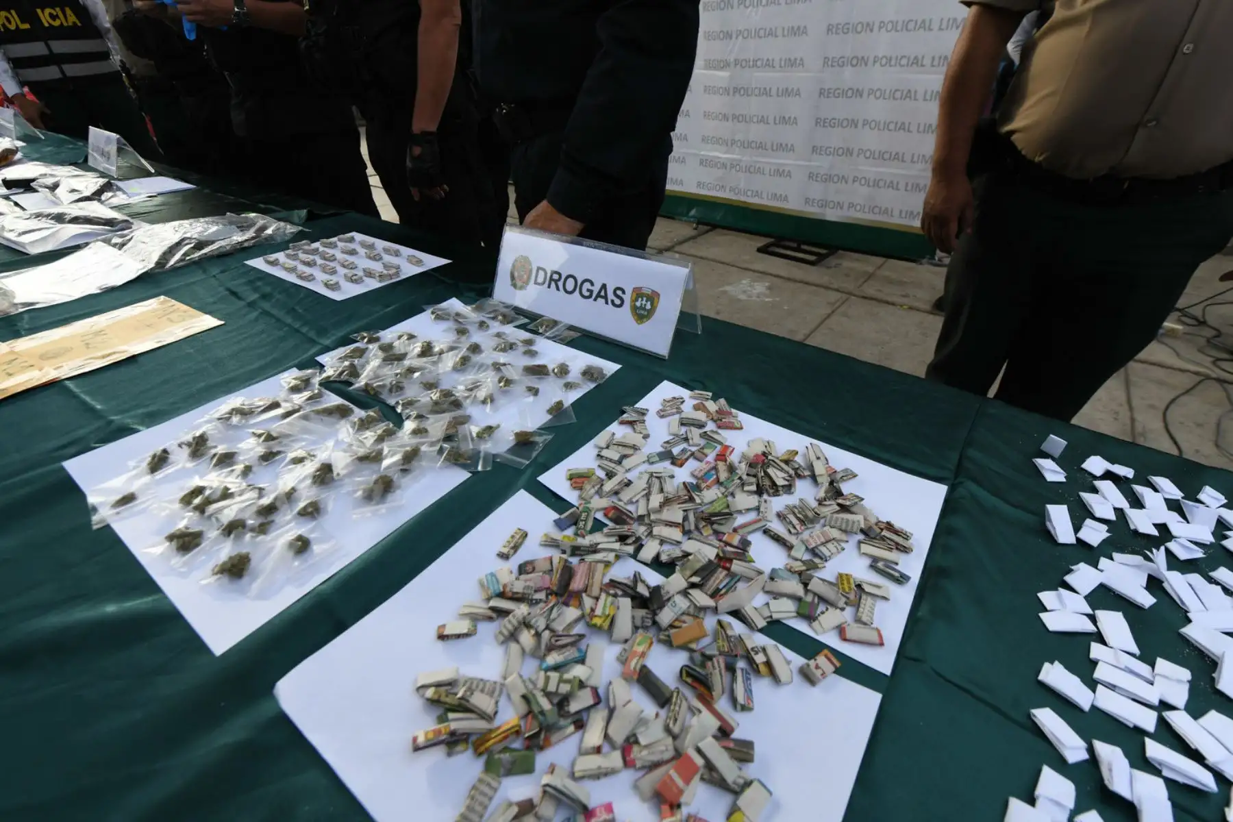 Durante la acción policial en el marco del plan “Impacto 2022”, que estuvo liderada por el ministro del Interior, Alfonso Chávarry, también se incautaron cinco armas de fuego, una réplica de pistola, armas blancas, municiones y 1,040 ketes de pasta básica de cocaína. Foto: ANDINA/ Mininter