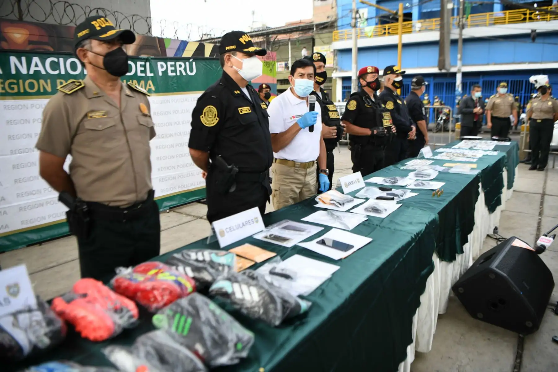 Durante la acción policial en el marco del plan “Impacto 2022”, que estuvo liderada por el ministro del Interior, Alfonso Chávarry, también se incautaron cinco armas de fuego, una réplica de pistola, armas blancas, municiones y 1,040 ketes de pasta básica de cocaína. Foto: ANDINA/ Mininter
