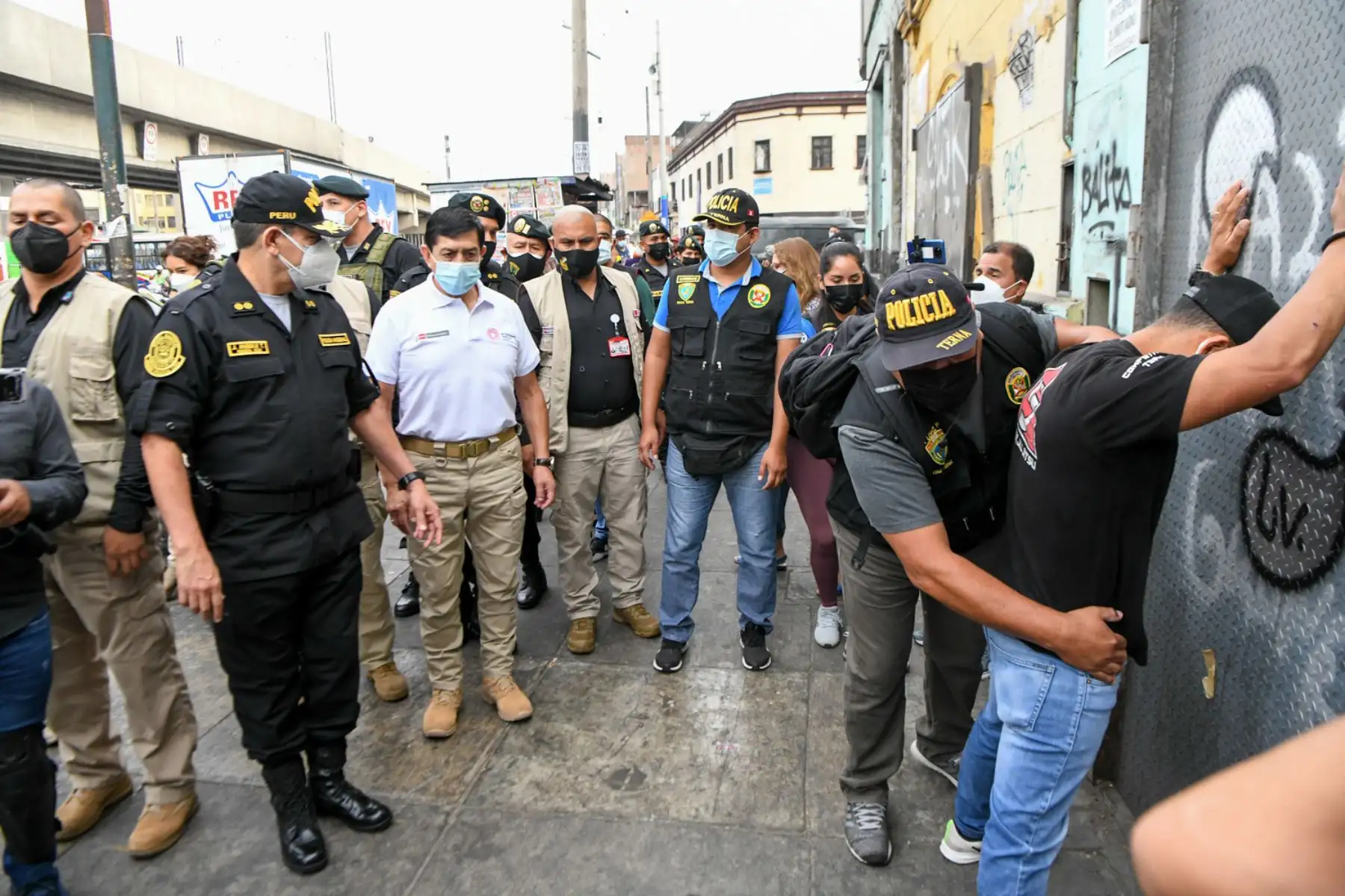 Durante la acción policial en el marco del plan “Impacto 2022”, que estuvo liderada por el ministro del Interior, Alfonso Chávarry, también se incautaron cinco armas de fuego, una réplica de pistola, armas blancas, municiones y 1,040 ketes de pasta básica de cocaína. Foto: ANDINA/ Mininter