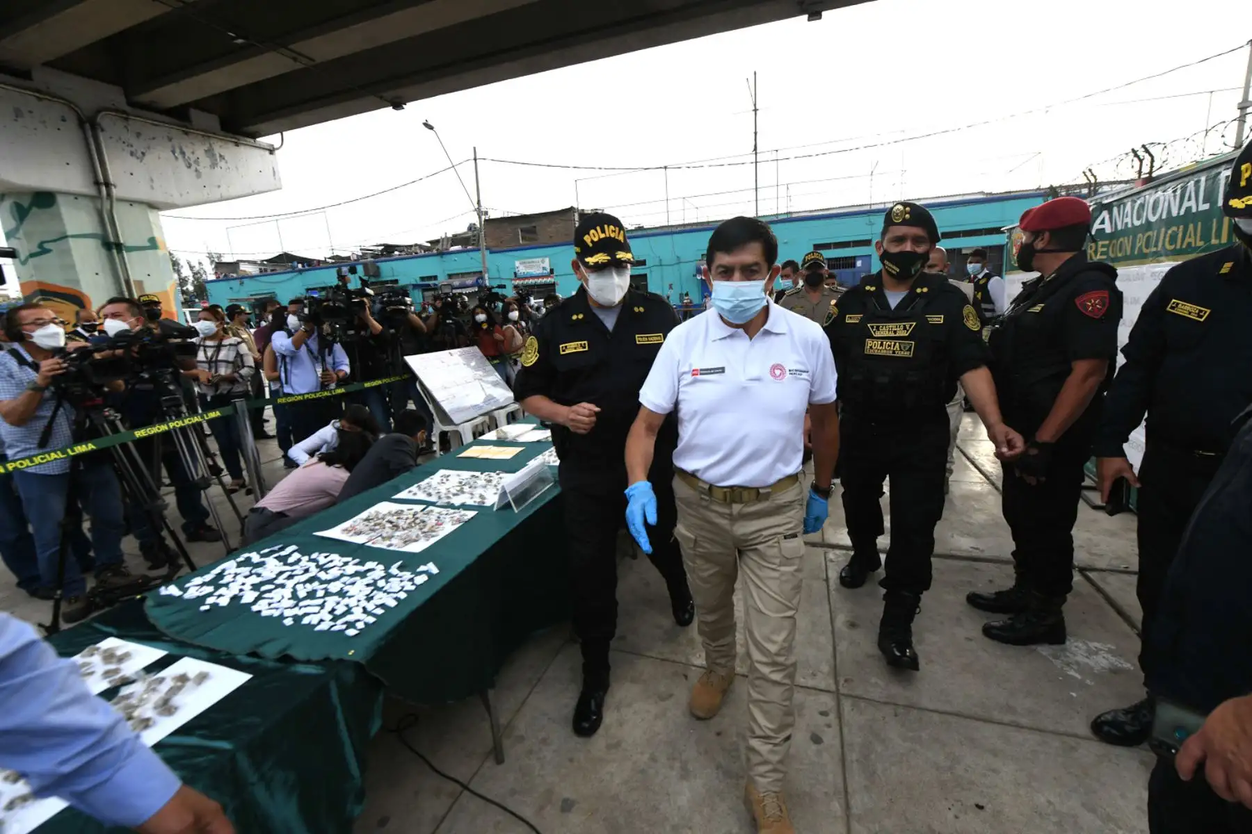 Durante la acción policial en el marco del plan “Impacto 2022”, que estuvo liderada por el ministro del Interior, Alfonso Chávarry, también se incautaron cinco armas de fuego, una réplica de pistola, armas blancas, municiones y 1,040 ketes de pasta básica de cocaína. Foto: ANDINA/ Mininter