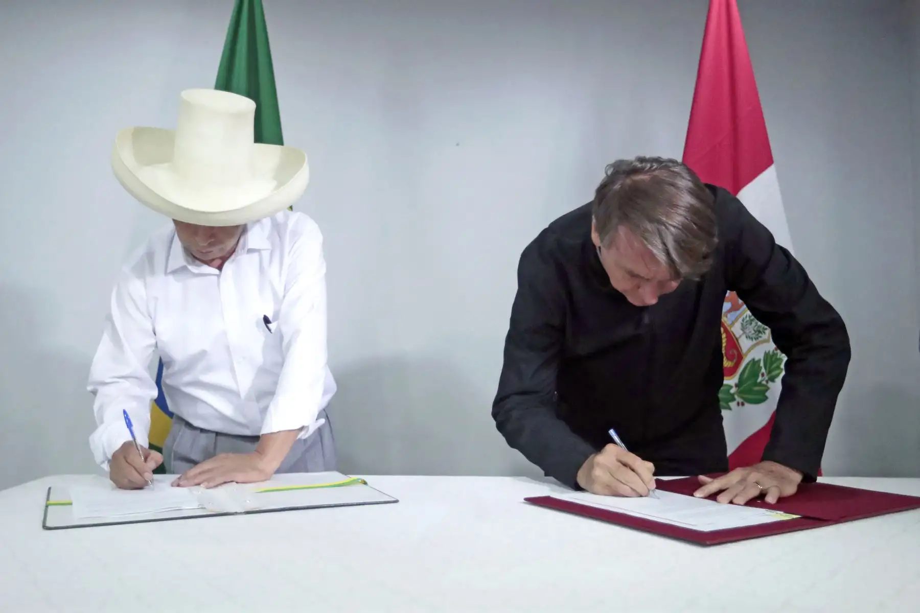 Presidentes de Perú, Pedro Castillo, y de Brasil, Jair Bolsonaro, firman memorando de entendimiento para promover cooperación en materia de salud. Foto: ANDINA/ Prensa Presidencia