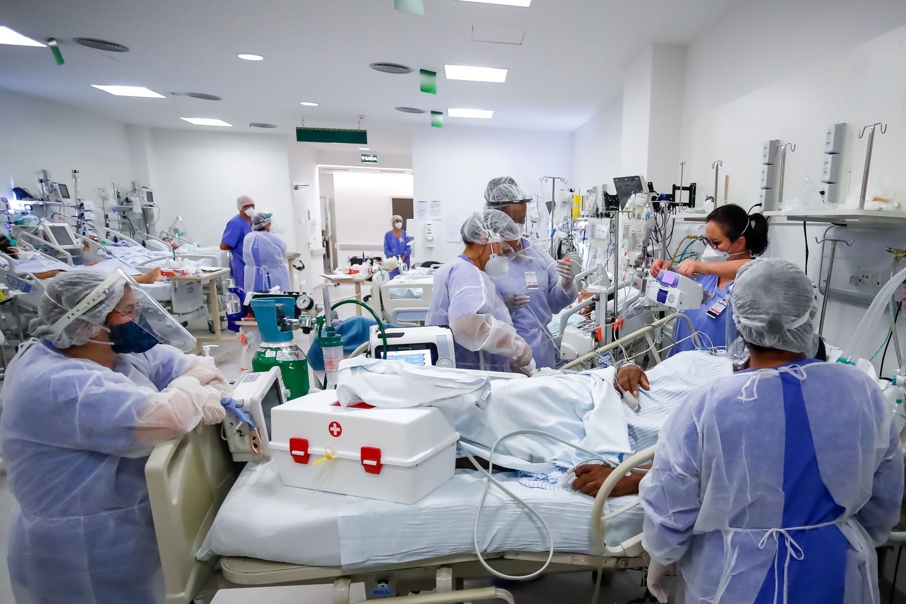 Brasil registra un promedio de 540 muertes y 185,000 casos de covid-19 por día. Personal médico en la UCI del hospital de Clínicas, en Porto Alegre. Foto: EFE