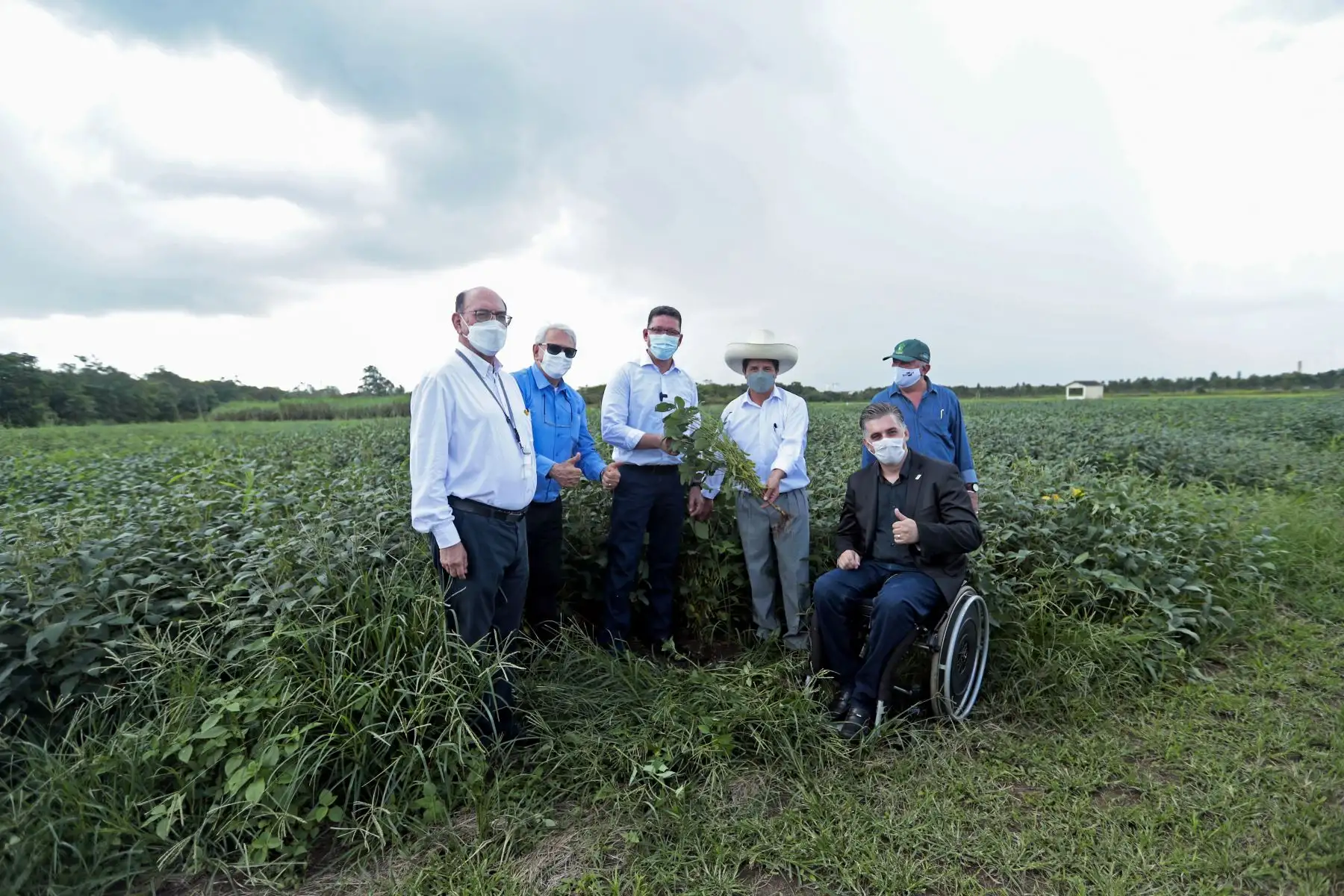 Como parte de su visita a la ciudad de Porto Velho en Brasil el mandatario peruano, Pedro Castillo, quien estuvo acompañado por la primera dama Lilia Paredes, realizó un recorrido por el Centro de Investigaciones Agroforestales (EMBRAPA), cuya experiencia suma a la política de Segunda Reforma Agraria que impulsa su gobierno en el Perú. Foto: ANDINA/Presidencia Perú