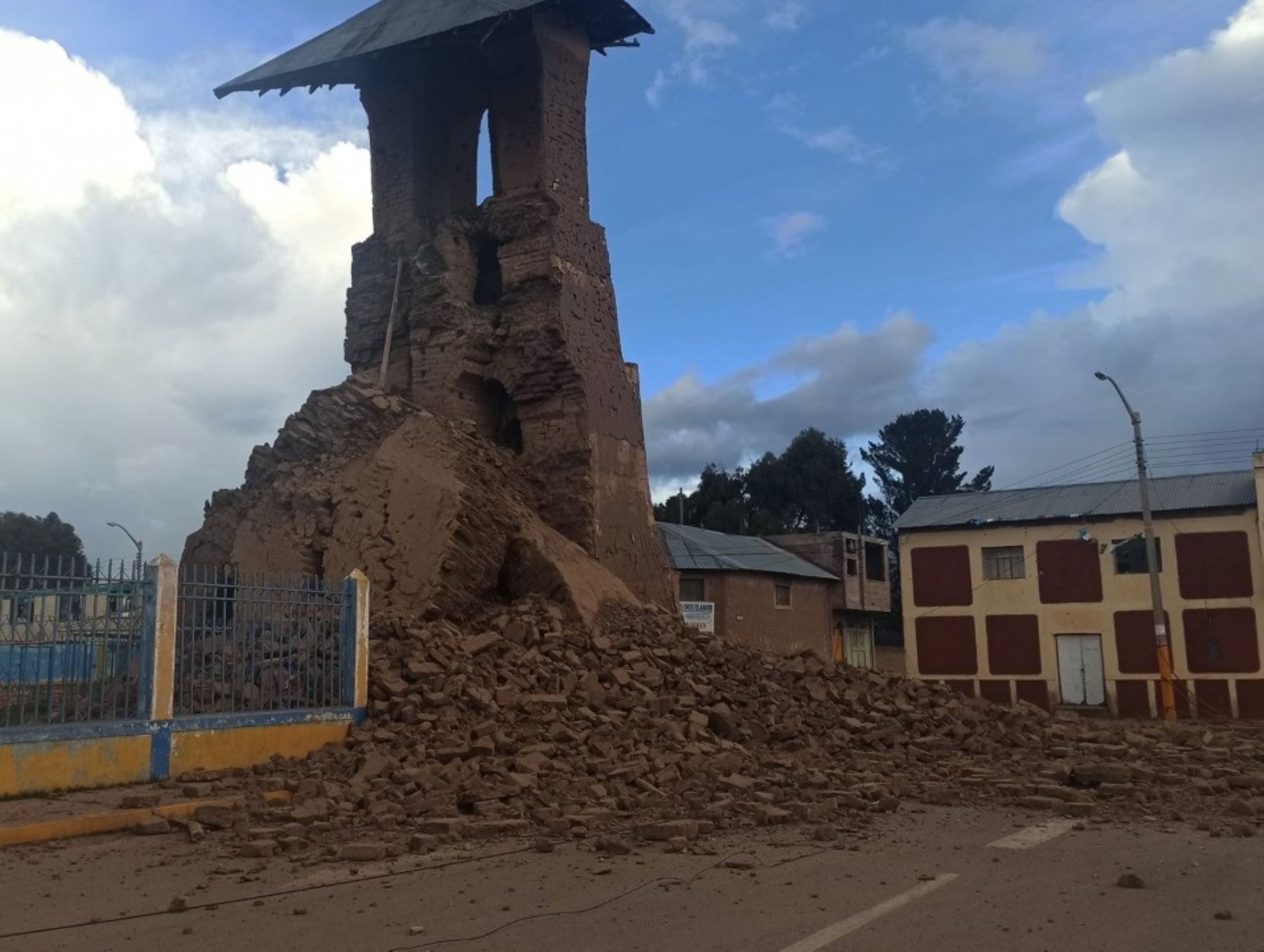 La emblemática torre de barro del distrito de Samán, ubicado en la provincia de Azángaro, región Puno, se derrumbó a causa de las lluvias intensas que se registran en la zona. Foto: ANDINA/difusión.