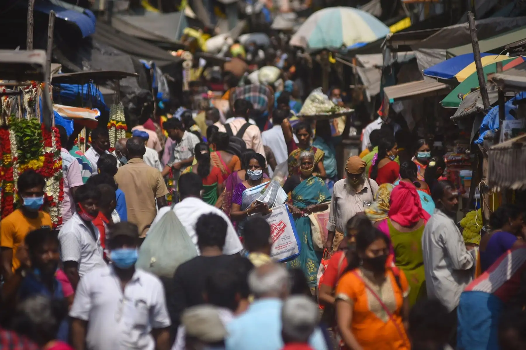 La gente compra en un mercado abarrotado, en Chennai, India. Foto: EFE