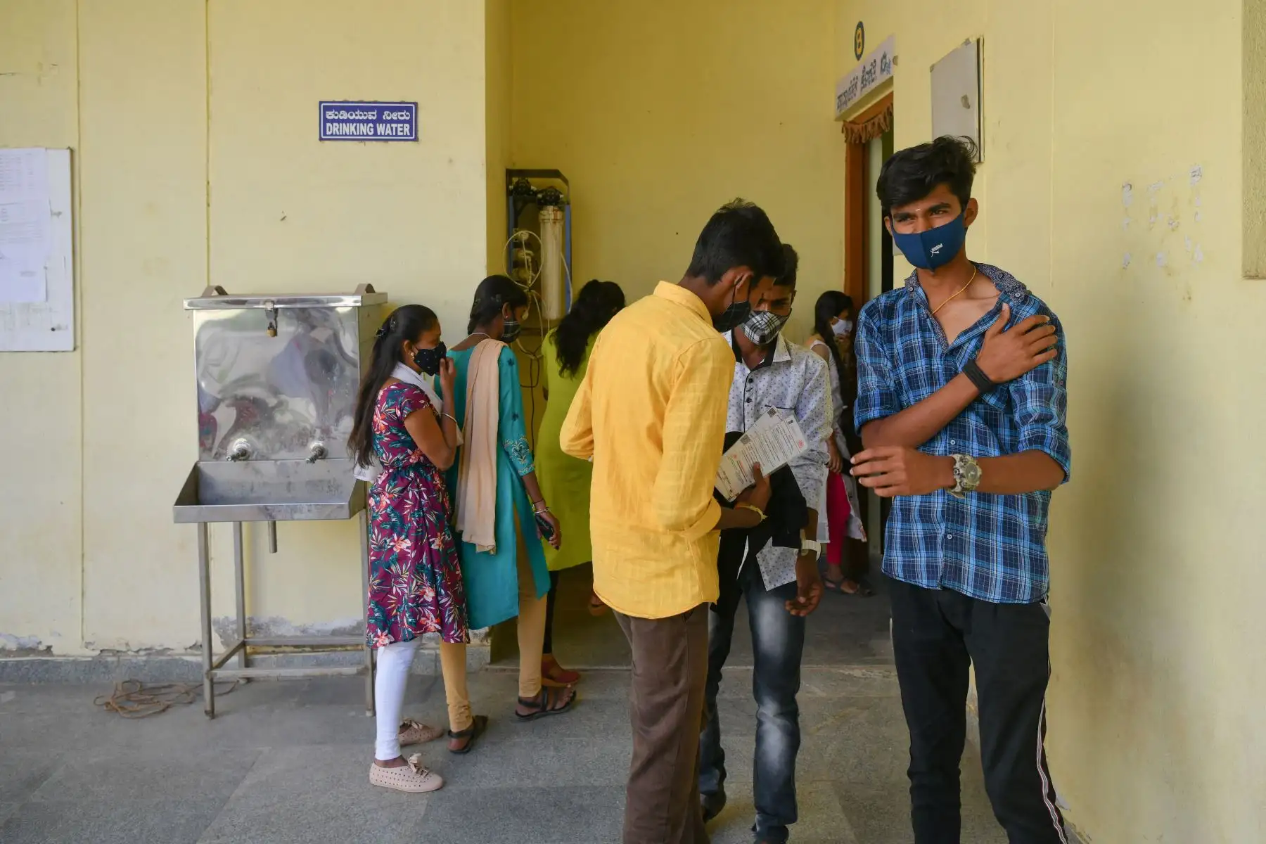 Un estudiante sale después de recibir una dosis de la vacuna Covishield contra el coronavirus Covid-19 durante una campaña de vacunación organizada en Bangalore. India. Foto: AFP