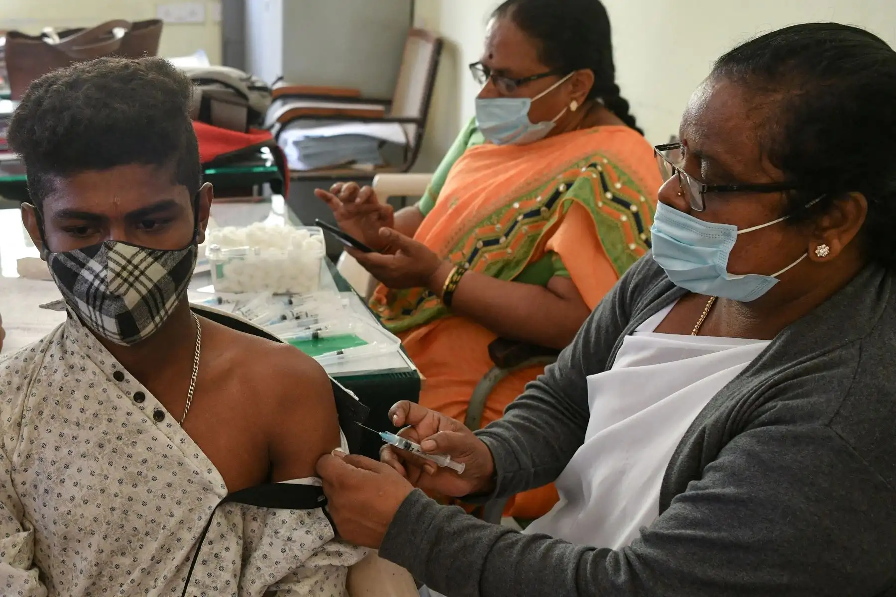 Un estudiante recibe una dosis de la vacuna Covishield contra el coronavirus Covid-19 durante una campaña de vacunación organizada en Bangalore. India. Foto: AFP