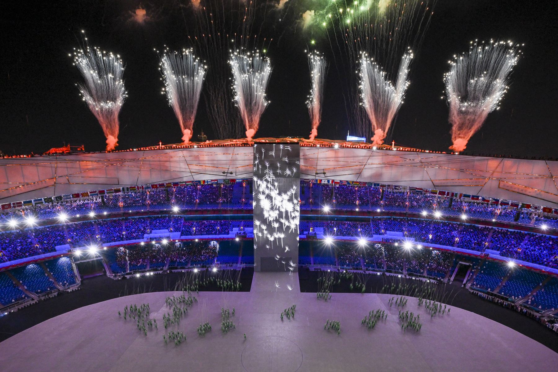 Los fuegos artificiales iluminan el cielo durante la ceremonia de apertura de los Juegos Olímpicos de Invierno de Beijing 2022. Foto: AFP